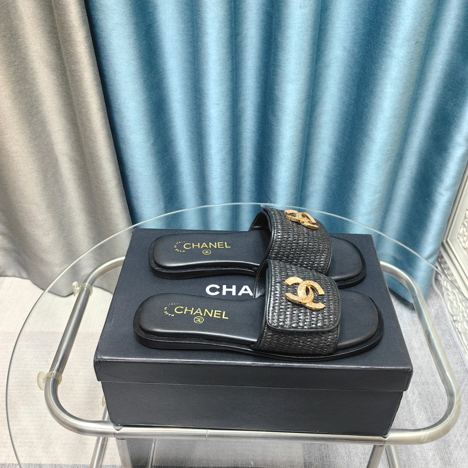 NO:234871,CHANE*｜Xiaoxiang 25P new product Double C mat woven lazy slippers Simple and atmospheric. It is very suitable for daily life and travel~ Can accommodate all kinds of feet, very friendly to fat girls with feet The upper is customized woven lafite/cowhide The inner and foot pads are water-dyed sheepskin imported from Italy Size35-41 (customized for 40.41), slippers, chanel, slippers, cowhide, sheepskin19860909CHANE*｜小香25P新品 双C凉席编织懒人拖鞋 简约又大气 日常和旅游都蛮适合滴～ 能包容各种脚型 对脚胖妹子很友好 鞋面采用定制编织拉菲草/牛皮 内里和垫脚均为水染羊皮 意大利进口牛皮大底 Size35-41（40.41定做）,拖鞋,chanel,slippers,cowhide,sheepskin,Women's Shoes