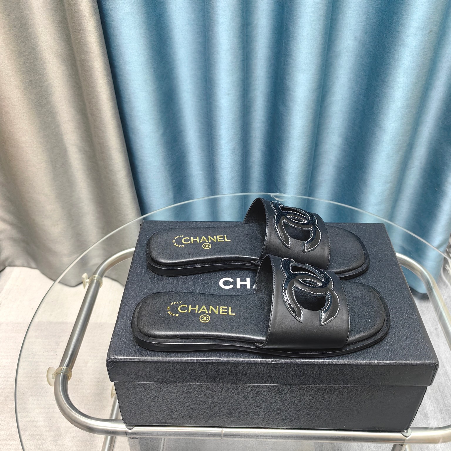 NO:234846,CHANE*｜Xiaoxiang 25P Spring and Summer New Product Hollow Double C Lazy Slippers Simple and Atmospheric It is very suitable for daily life and travel~ Can accommodate all kinds of feet, very friendly to fat girls with feet The upper is customized woven raffia/cowhide The inner and foot pads are water-dyed sheepskin imported from Italy Size35-41 (customized for 40.41), slippers, chanel, slippers, cowhide, sheepskin19860909CHANE*｜小香25P春夏新品 镂空双C懒人拖鞋 简约又大气 日常和旅游都蛮适合滴～ 能包容各种脚型 对脚胖妹子很友好 鞋面采用定制编织拉菲草/牛皮 内里和垫脚均为水染羊皮 意大利进口牛皮大底 Size35-41（40.41定做）,拖鞋,chanel,slippers,cowhide,sheepskin,Women's Shoes