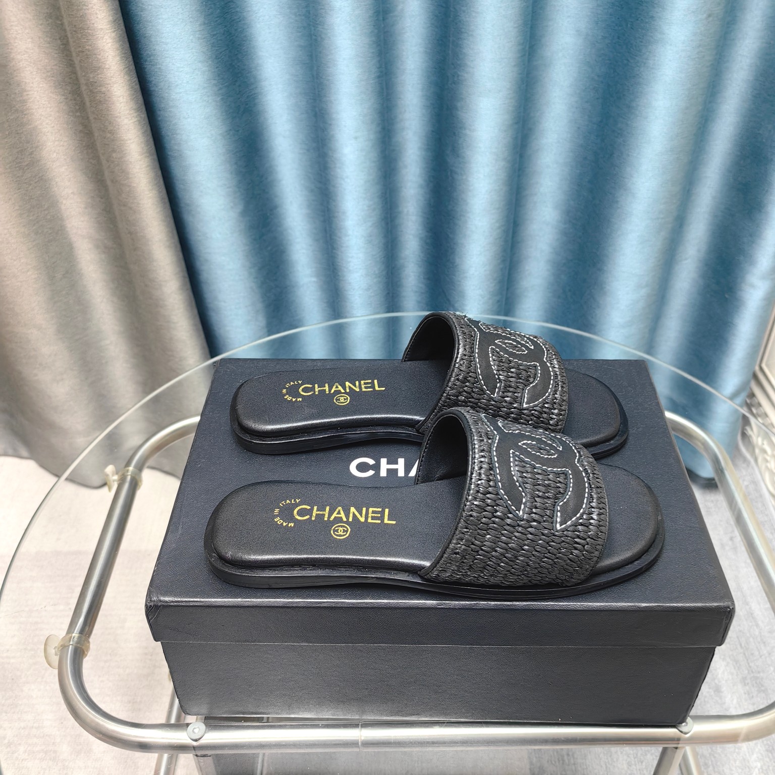 NO:234849,CHANE*｜Xiaoxiang 25P new product Double C mat woven lazy slippers Simple and atmospheric. It is very suitable for daily life and travel~ Can accommodate all kinds of feet, very friendly to fat girls with feet The upper is customized woven lafite/cowhide The inner and foot pads are water-dyed sheepskin imported from Italy Size35-41 (customized for 40.41), slippers, chanel, slippers, cowhide, sheepskin19860909CHANE*｜小香25P新品 双C凉席编织懒人拖鞋 简约又大气 日常和旅游都蛮适合滴～ 能包容各种脚型 对脚胖妹子很友好 鞋面采用定制编织拉菲草/牛皮 内里和垫脚均为水染羊皮 意大利进口牛皮大底 Size35-41（40.41定做）,拖鞋,chanel,slippers,cowhide,sheepskin,Women's Shoes