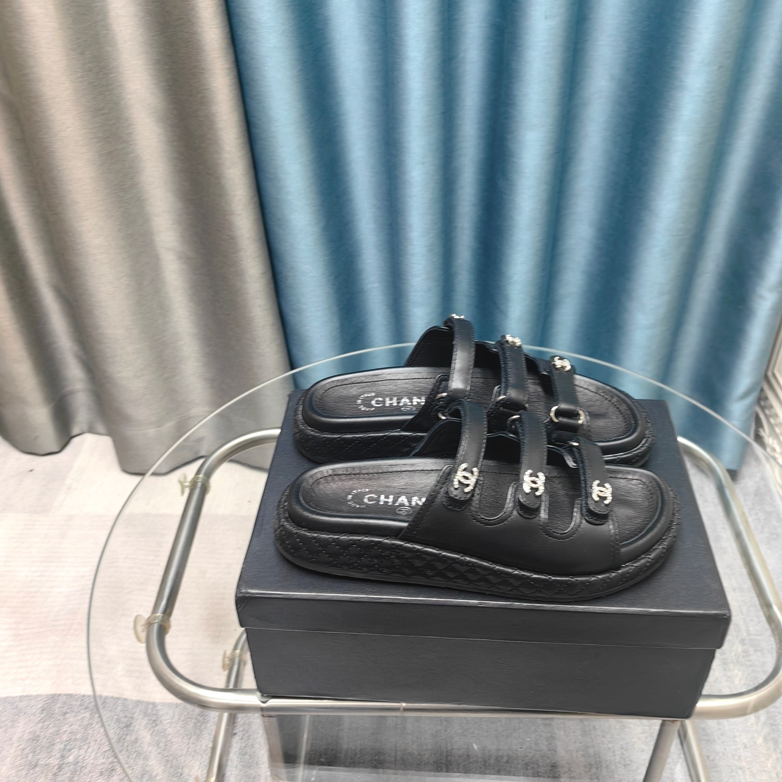 NO:234866,The latest fabrics in spring and summer - the counter mainly promotes Velcro beach sandals new colors series ★★★★★★ Many celebrities are here to watch, a versatile series that domestic and foreign bloggers are popular, a must-have for spring and summer wardrobe matching, the first choice for sandals. Upper imported sheepskin inner lining: imported silk inner lining, original mold-open custom foam sole shoe size: 35-39 (40, 41, 42 customized, no return or exchange) Delivery luxury latest counter synchronous packaging, slippers, sandals, slippers, sheepskin, silk fabric19860909春夏最新面料——专柜主推魔术贴沙滩凉鞋新色系列上新 ★★★★★ 众多明星网红上脚,国内外博主刷爆的一个百搭系列,春夏衣橱搭配必备 凉鞋首选. 鞋面进口羊皮  内里: 进口绸缎内里 大底原版开模定制发泡底 鞋码: 35-39（40、41、42定做不退换） 配送豪华最新专柜同步包装,拖鞋,sandals,slippers,sheepskin,silk fabric,Women's Shoes