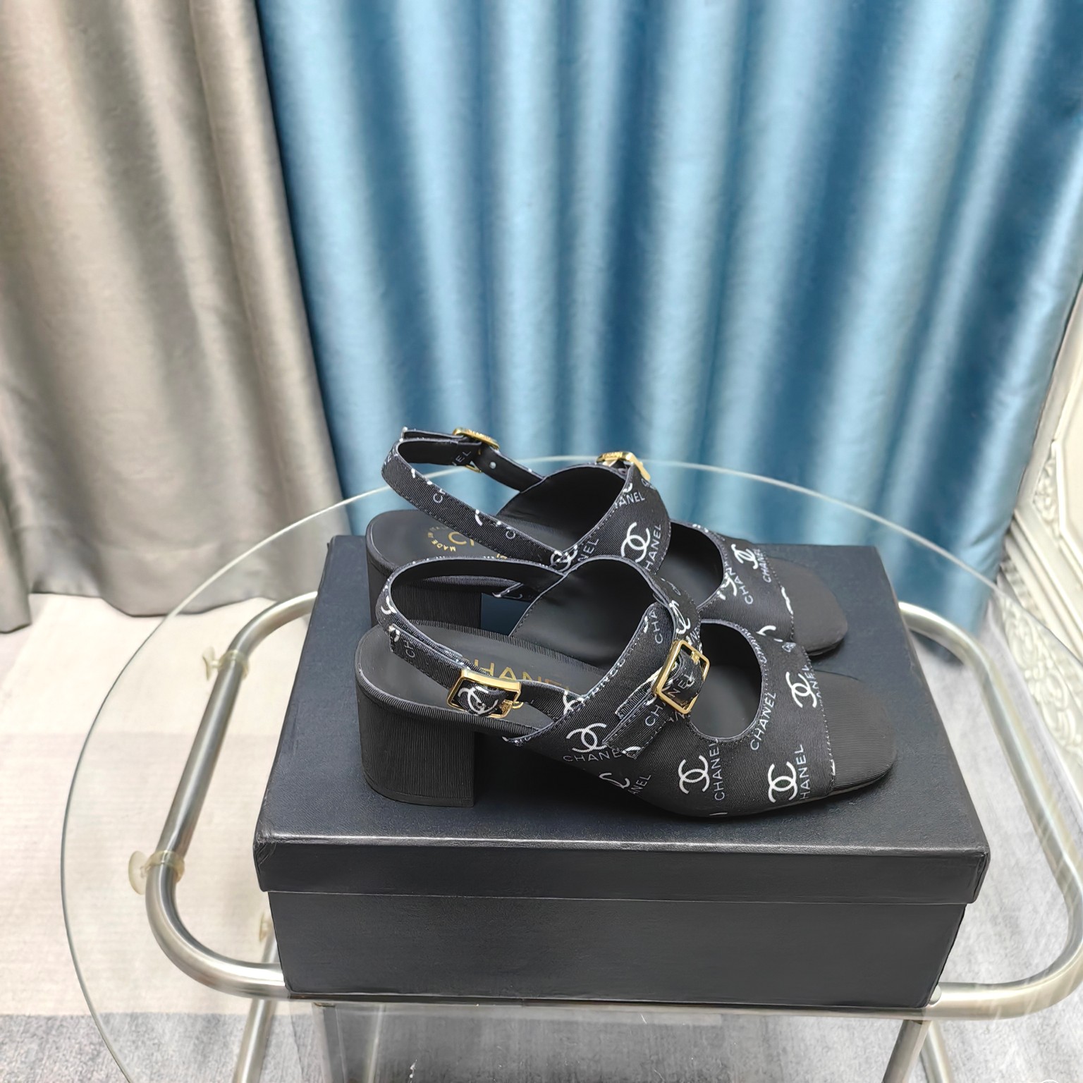 NO:234857,chane* Xiaoxiang C Home 2025 S Early autumn new square-toed sandals Xiaoxiang Home's most popular big-toed sandals this year. It's hard to find a counter. Square-toe design, cute and cute, it's a sweet girl when worn. It's really special and fashionable. The smooth shoe shape is full of high-end feeling. At this moment, I've made up countless outfits. Customized sheepskin on the upper (special material) and imported Australian sheepskin sole. Italian leather sole. Size: 35-39 (40 custom made without return and exchange!), sandals, chanel, chanel, sandals, sheepskin19860909chane*小香C家2025 S 早秋新款方头凉鞋 小香家今年最火的大头凉鞋 专柜根本一鞋难求 方头设计 呆萌可爱 穿起来就是甜美女孩 真的特别又时尚 流畅的鞋型满满的高级感  此刻脑补无数个穿搭 鞋面定制羊皮（特殊材质） 内里垫脚进口澳洲羊皮 鞋底意大利真皮底 Size:35-39(40定做不退换！）,凉鞋,chanel,chanel,sandals,sheepskin,Women's Shoes