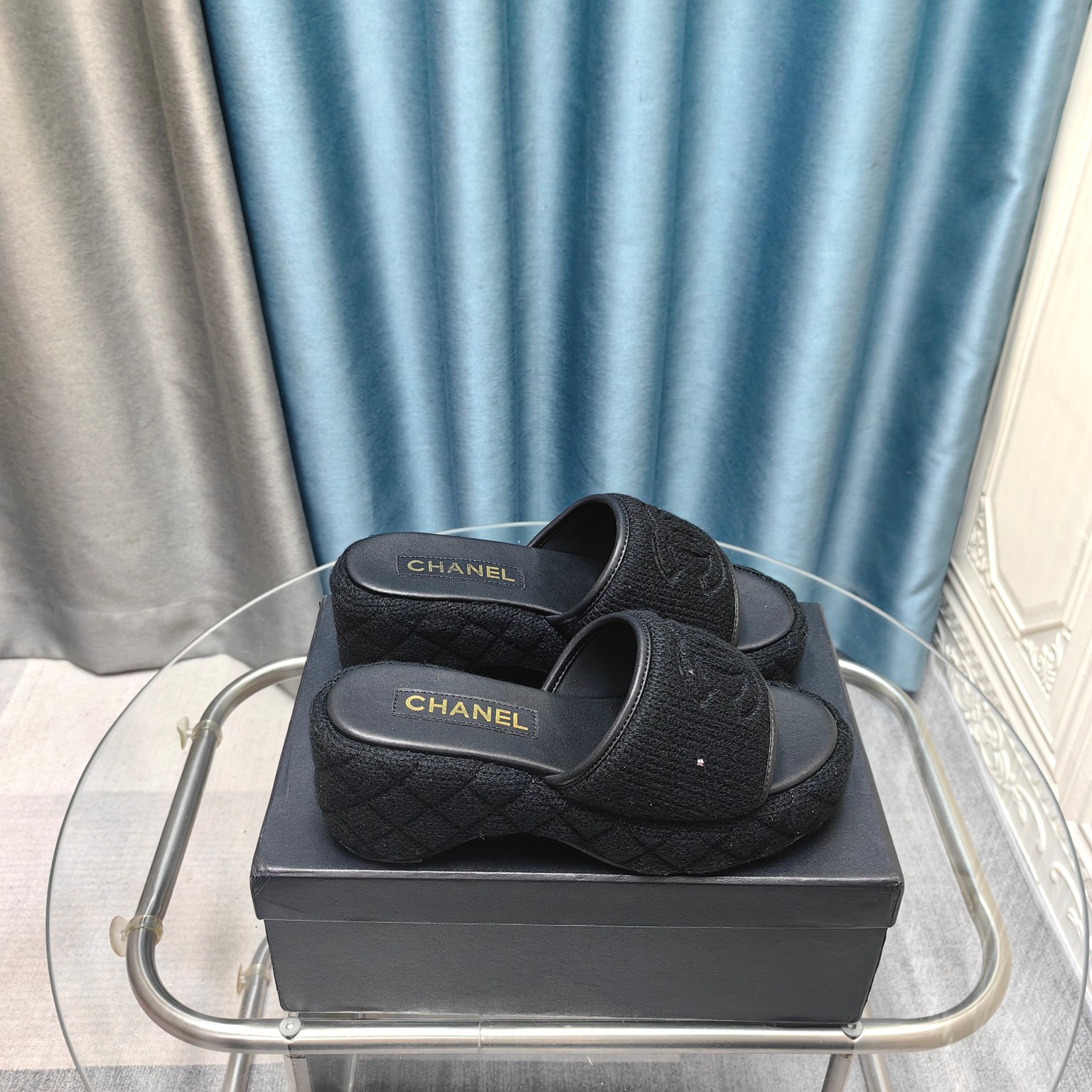 NO:234844,CHANE* ｜Xiaoxiang 25C early spring knitted double C retro thick-soled slippers A holiday-style sandal that is easy to wear and produces a piece. The classic double C design is really exquisite and has excellent comfort. It is light on the feet and does not tiring your feet. Increase the height by 6CM. A must-have for a small person. Easily stretch the legs!  The fabric is made of pure hand knitted knitted, the inner foot pads are all sheepskin Original open mold custom rubber outsole Size35-39 (customized by 40/41), slippers, chanel, slippers, sheepskin19860909CHANE* ｜小香25C早春针织双C 复古厚底拖鞋 好穿又出片的度假风凉拖 经典织面双C设计真的很精致 舒适度一绝 上脚轻便 暴走不累脚 增高6CM 小个子必入 轻松拉长腿型！ 面料采用纯手工编织针织 内里垫脚均为羊皮 原版开模定制橡胶大底 Size35-39（40/41定制）,拖鞋,chanel,slippers,sheepskin,Women's Shoes