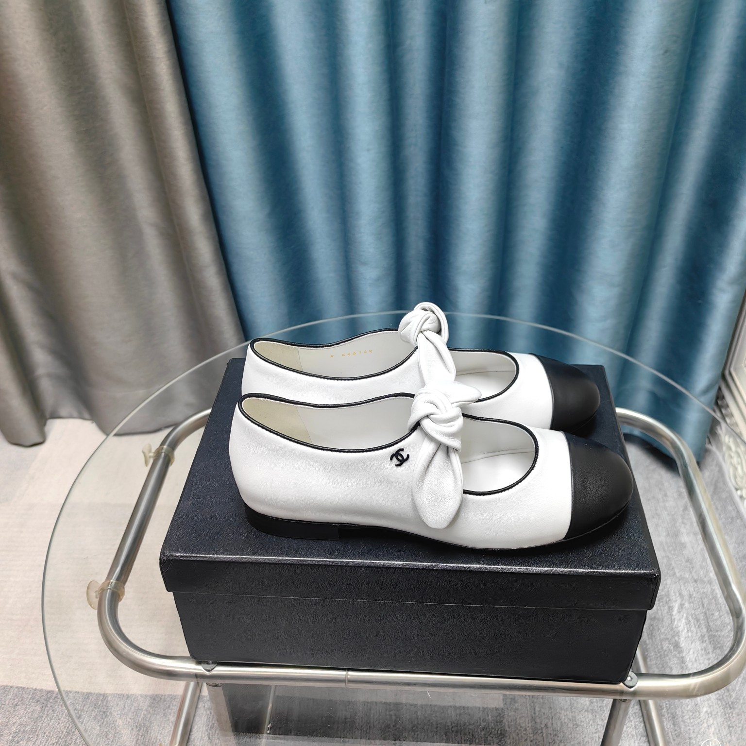 NO:234851,Chanel 25C Early Spring Mary Jane Single Shoes Series Shoes This season's shoes are great!  The pure black Mary Jane is very comfortable on her feet. The upper is also soft and the upper is soft. You don’t have to worry about getting your feet sharp. The rabbit ears are also cute, and the black and white color combination and black cloth look very good. The upper cowhide, inner sheepskin, genuine leather soles. Size:35-39 40/41 Custom made, Mary Jane, chanel, mary jane, cowhide, sheepskin, Leather soles19860909Chanel 25C早春玛丽珍单鞋系列 这一季的鞋子都很棒耶！ 纯黑色玛丽珍上脚很舒服鞋面皮质也很软,不用担心会磨脚.兔耳朵也好可爱,黑白拼色和黑色布面都很好看. 鞋面牛皮 内里羊皮 真皮大底 Size:35-39 40/41订做,玛丽珍,chanel,mary jane,cowhide,sheepskin,Leather soles,Women's Shoes