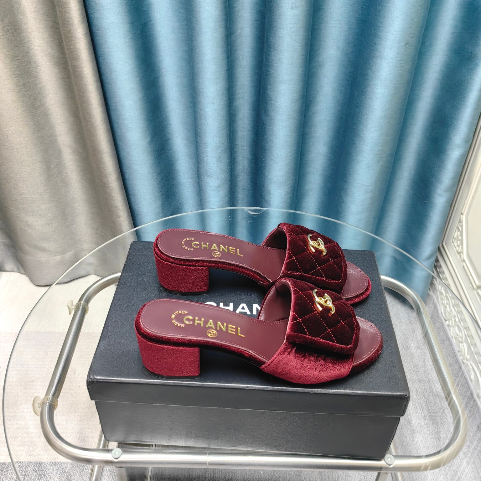 NO:234845,chane* Xiaoxiang C Home 2025 S New early autumn model Xiaoxiang Home's most popular flip-flops this year. It's hard to find a counter. Round toe design, cute and cute. It's a sweet girl when worn. It's really special and fashionable. The smooth shoe shape is full of high-end feeling. At this moment, I've imagined countless outfits. Customized sheepskin on the upper, imported Australian sheepskin on the inner footsteps. Soles of Italian genuine leather soles. Size: 35-39 (40 41 custom made without return and exchange!), slippers, chanel, chanel, slippers, sheepskin19860909chane*小香C家2025 S 早秋新款 小香家今年最火的一字拖 专柜根本一鞋难求 圆头设计 呆萌可爱 穿起来就是甜美女孩 真的特别又时尚 流畅的鞋型满满的高级感  此刻脑补无数个穿搭 鞋面定制羊皮 内里垫脚进口澳洲羊皮 鞋底意大利真皮底 Size:35-39(40 41定做不退换！）,拖鞋,chanel,chanel,slippers,sheepskin,Women's Shoes