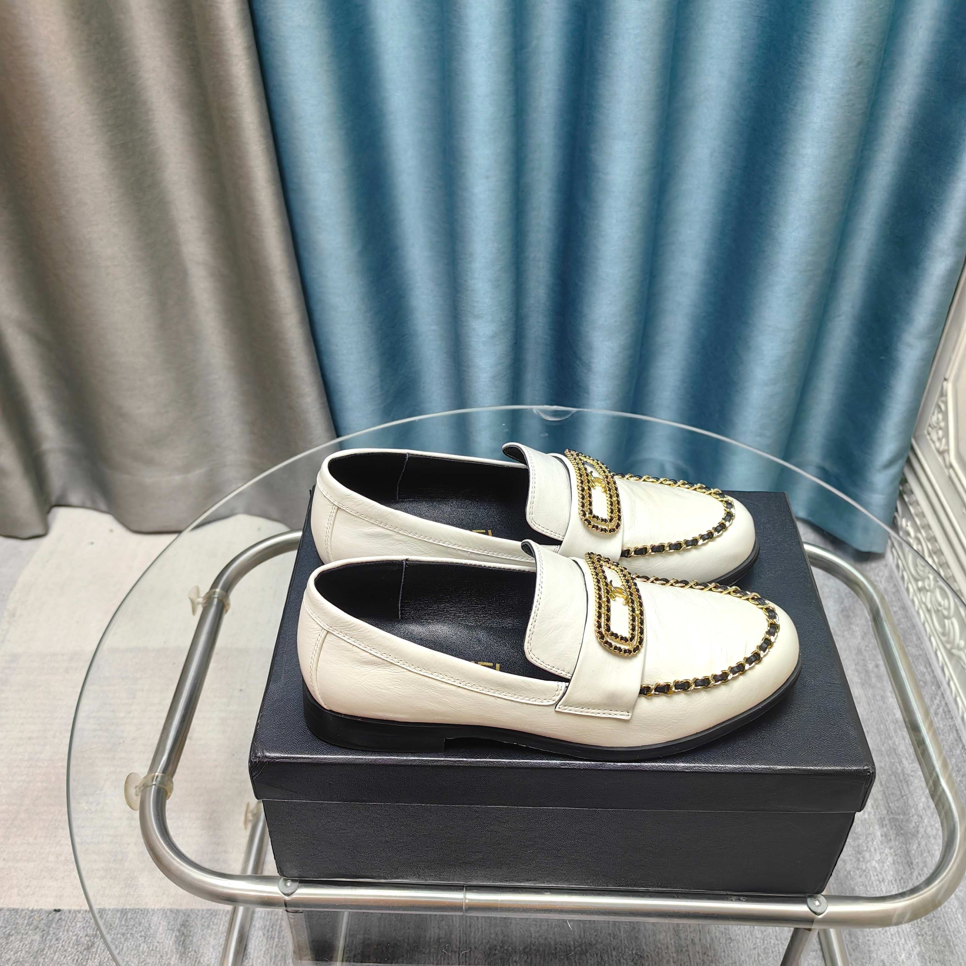 NO:234803,CHANE*｜Xiaoxiang 25C early spring new product, double C chain buckle loafers, full of retro style, delicate shoe shape, looks very likable, round and pointed toe, the foot is also thin, and looks slender, classic chain double C buckle with thick heel design, the shoe shape is very atmospheric and fashionable, the foot is very elegant, the upper is made of top lambskin, inner silk sheepskin, super comfortable, imported cowhide, Italian imported cowhide, size 35-39 (customized by 40/41), single shoes, chanel, loafers, cowhide, sheepskin19860909CHANE*｜小香25C早春新品 双C链条扣乐福鞋 满满的复古风 秀气的鞋型 看着就很讨喜 圆中带点尖的鞋头 衬托脚也变得瘦瘦的 显得修长 经典链条双C扣搭配粗跟设计 鞋型特别大气时髦 上脚很显气质 鞋面采用顶级小羊皮 内里丝绸羊皮 超级舒服 意大利进口牛皮大底 尺码35-39（40/41定制）,单鞋,chanel,loafers,cowhide,sheepskin,Women's Shoes