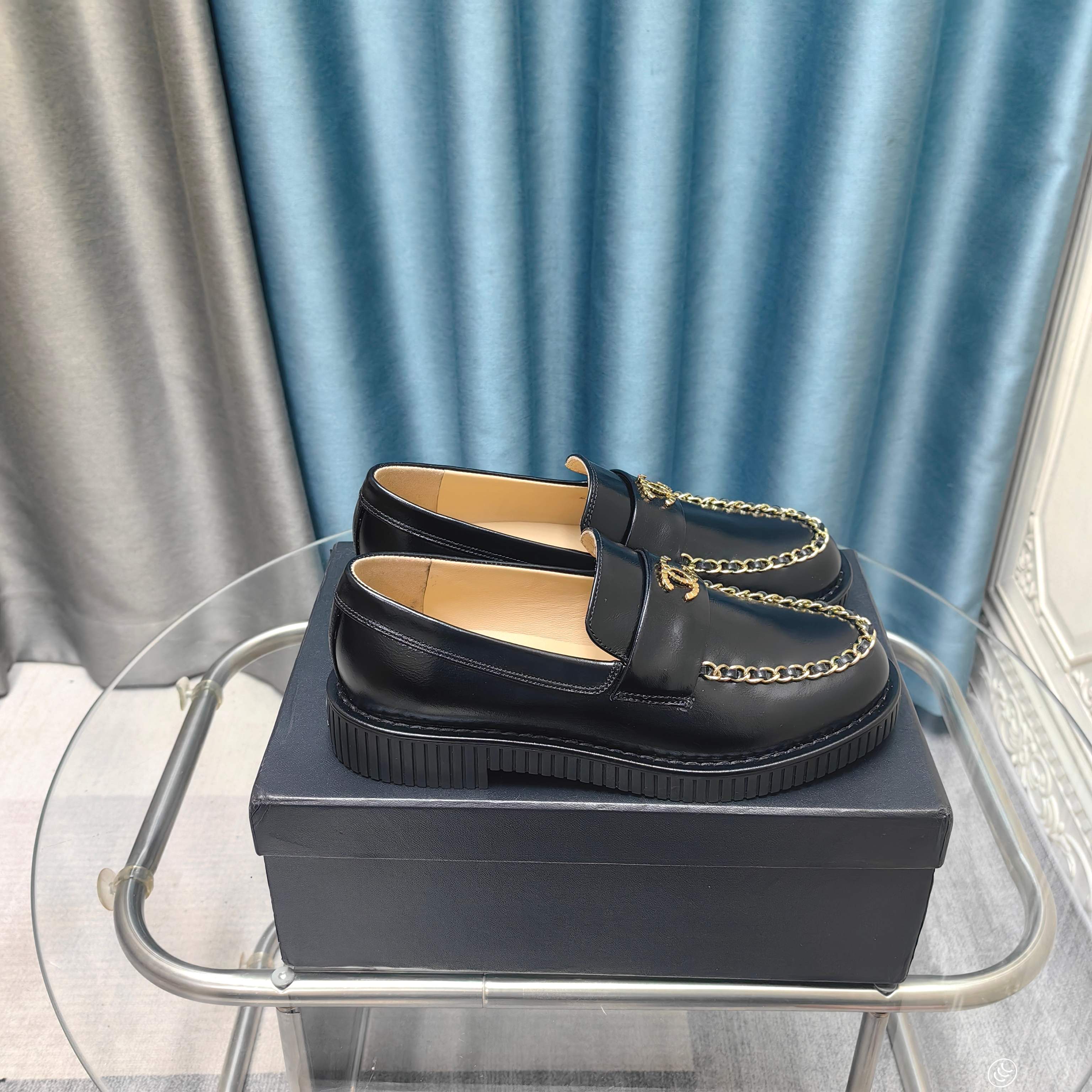 NO:234842,Xiaoxiang is a must-have item for this autumn and winter!  !  Chanel's autumn and winter heavy industry hot product, Xiaohongshu is highly recommended, it looks good no matter how you match it, and it is a must-have for fashionable things. Chanel's women love simple but irresistible combinations show unique styles of dressing, free mixing and matching, and keep up with the fashionable pace of Grandma Shixiang!  !  !  Exquisite details enlarge the original mold opening hardware buckle. Top version purchasing level is created ★The upper is made of original custom cowhide, sheepskin lining, sheepskin footbed, rubber sole, size 35-39 (40, 41 customized, loafers, chanel, loafers, cowhide, sheepskin19860909小香 本季秋冬季必备单品！！ 香奈儿秋冬重工爆款 小红书力推款,怎么搭配都好看,时髦精必备,香奈儿女士钟爱简约又难以抗拒系搭配展现与众不同的穿搭风格、自由混搭闪耀到位跟紧香奶奶时尚步伐！！！精致细节放大看原版开模五金扣 顶级版本代购级别打造★鞋面采用原版定制牛皮,羊皮内里,羊皮垫脚,橡胶底,码数35-39（40、41定做,乐福鞋,chanel,loafers,cowhide,sheepskin,Women's Shoes