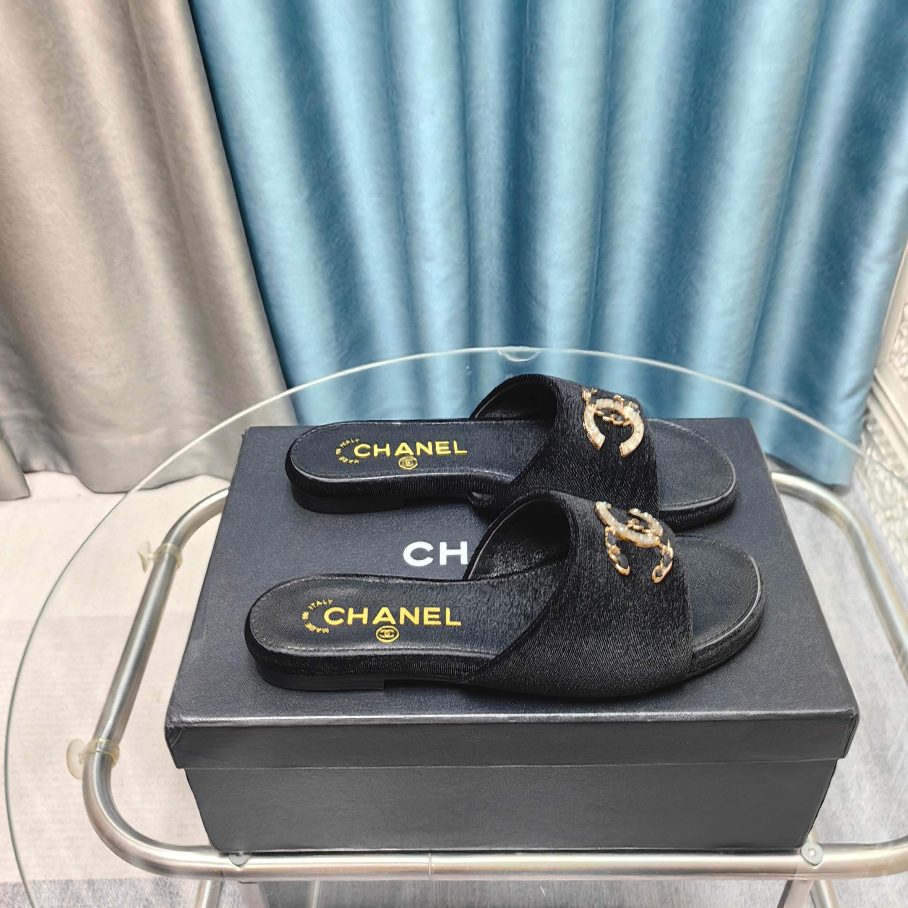 NO:234822,chane* Xiaoxiang C Home 2025 S New early autumn model Xiaoxiang Home's most popular flip flops this year. It's hard to find a counter. Round toe design, cute and cute. It's a sweet girl when worn. It's really special and fashionable. The smooth shoe shape is full of high-end feeling. At this moment, I've been thinking about countless outfits. Customized sheepskin on the upper, imported Australian sheepskin on the inner footbed, Italian genuine leather sole. Size: 35-39 (40 41 custom made without return and exchange!), high heels, chanel, chanel, high heels, slippers, sheepskin19860909chane*小香C家2025 S 早秋新款 小香家今年最火的一字拖 专柜根本一鞋难求 圆头设计 呆萌可爱 穿起来就是甜美女孩 真的特别又时尚 流畅的鞋型满满的高级感  此刻脑补无数个穿搭 鞋面定制羊皮 内里垫脚进口澳洲羊皮 鞋底意大利真皮底 Size:35-39(40 41定做不退换！）,高跟鞋拖鞋,chanel,chanel,high heels,slippers,sheepskin,Women's Shoes