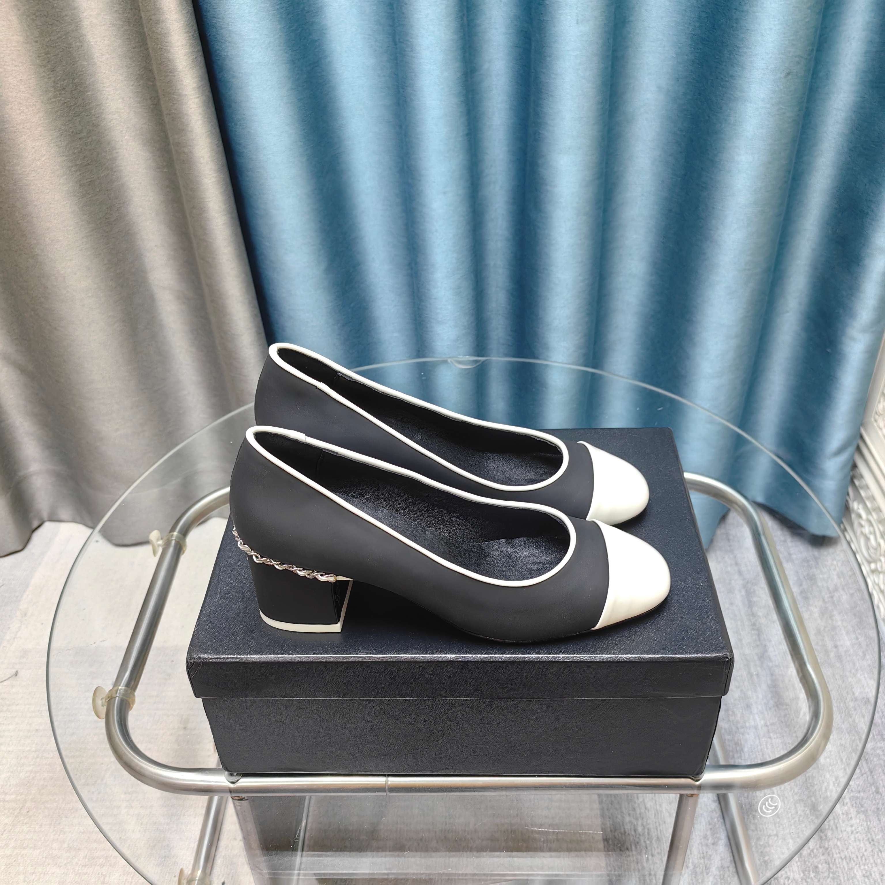 NO:234840,chane* Xiaoxiang C Home 2025 S New Early Autumn Style Xiaoxiang Home's most popular square-toe single shoes this year. It's hard to find a counter. Pointed toe design. Cute and cute. It's a sweet girl when worn. It's really special and fashionable. The smooth shoe shape is full of high-end feeling. At this moment, I've made up countless outfits. Customized sheepskin upper, imported Australian sheepskin sole, Italian leather sole. Size: 35-39 (40 41 custom made without return and exchange!), high heels, chanel, chanel, high heels, sheepskin19860909chane*小香C家2025 S 早秋新款 小香家今年最火的方头单鞋 专柜根本一鞋难求 尖头设计 呆萌可爱 穿起来就是甜美女孩 真的特别又时尚 流畅的鞋型满满的高级感  此刻脑补无数个穿搭 鞋面定制羊皮 内里垫脚进口澳洲羊皮 鞋底意大利真皮底 Size:35-39(40 41定做不退换！）,高跟鞋,chanel,chanel,high heels,sheepskin,Women's Shoes