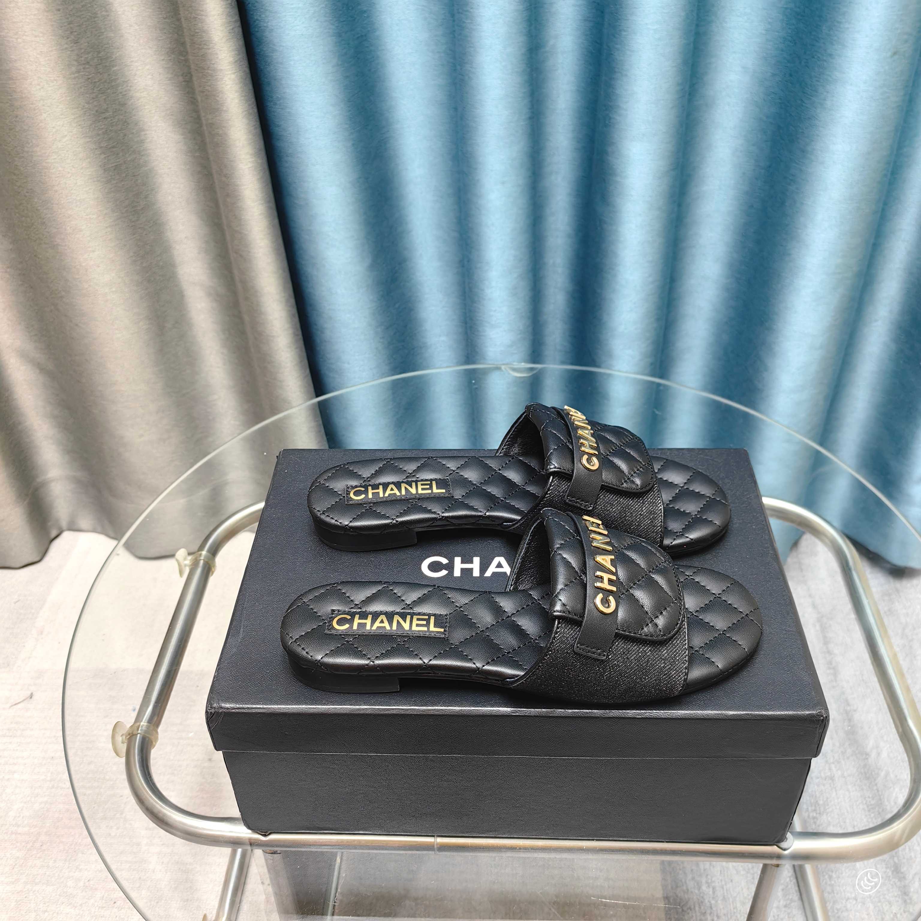 NO:234838,Xiaoxiang official website synchronized the higher version CHANEL 2025 latest model, original one-to-one development, must-have hot products for Xiangjia in spring and summer, goddess series, with the elegant and famous temperament of Xiangjia, super durable, irresistible, irresistible upper Chanel custom material imported sheepskin (the original version is consistent) Italian imported leather sole Standard code 35-41 40 41 customized non-return and exchange), slippers, chanel, chanel, chanel, slippers, sheepskin, Leather soles19860909小香官网同步高版本 CHANEL 2025最新款,原版一比一开发 春夏季香家必备爆款,女神系列,拥有香家特色优雅名媛气质,超级耐看,让人无法抗拒 鞋面香奈儿定制材料 内里脚进口羊皮（原版一致） 意大利进口真皮大底 标准码 35-41 40 41定做不退换）,拖鞋,chanel,chanel,chanel,slippers,sheepskin,Leather soles,Women's Shoes