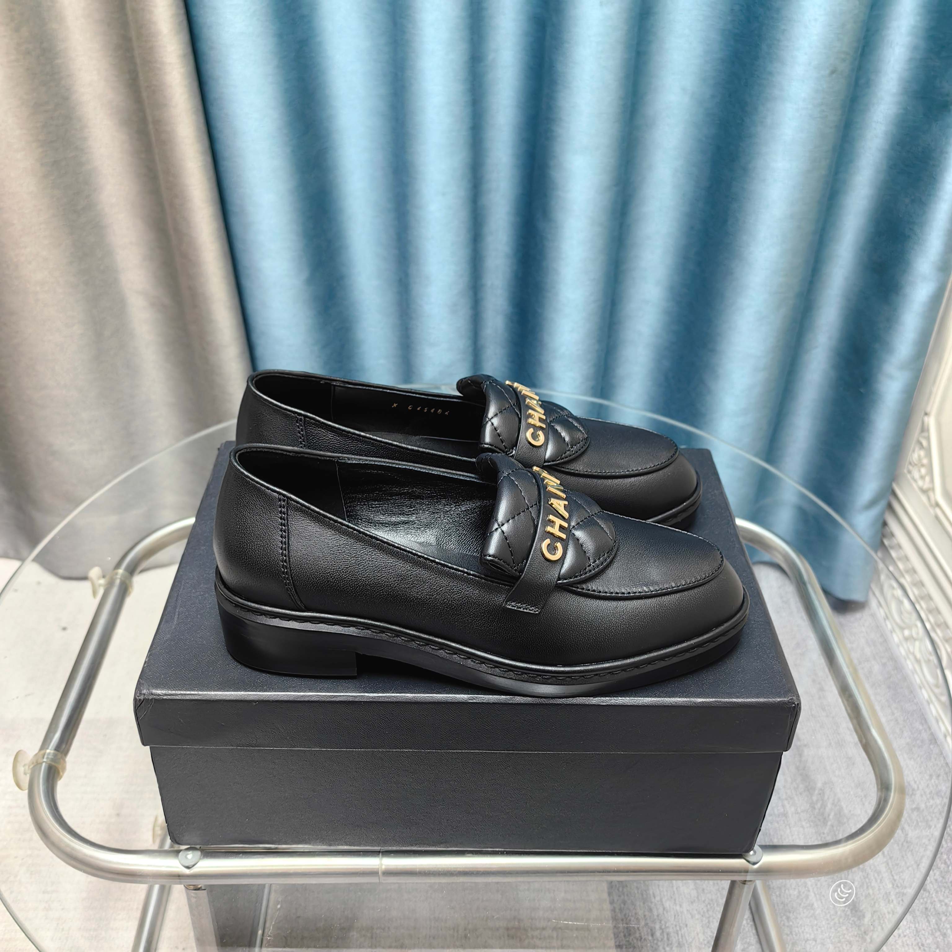 NO:234836,2025 Xiaoxiang must-have items for this season in autumn and winter!  !  Chanel's autumn and winter heavy industry hot product, Xiaohongshu is highly recommended, it looks good no matter how you match it, and it is a must-have for fashionable things. Chanel's women love simple but irresistible combinations show unique styles of dressing, free mixing and matching, and keep up with the fashionable pace of Grandma Shixiang!  !  !  Exquisite details enlarge the original mold opening hardware buckle. Top version purchasing level is created ★The upper is made of original custom cowhide, sheepskin lining, sheepskin footbed, rubber sole, size 35-39 (40, 41 customized, loafers, chanel, loafers, cowhide, sheepskin198609092025小香 本季秋冬季必备单品！！ 香奈儿秋冬重工爆款 小红书力推款,怎么搭配都好看,时髦精必备,香奈儿女士钟爱简约又难以抗拒系搭配展现与众不同的穿搭风格、自由混搭闪耀到位跟紧香奶奶时尚步伐！！！精致细节放大看原版开模五金扣 顶级版本代购级别打造★鞋面采用原版定制牛皮,羊皮内里,羊皮垫脚,橡胶底,码数35-39（40、41定做,乐福鞋,chanel,loafers,cowhide,sheepskin,Women's Shoes