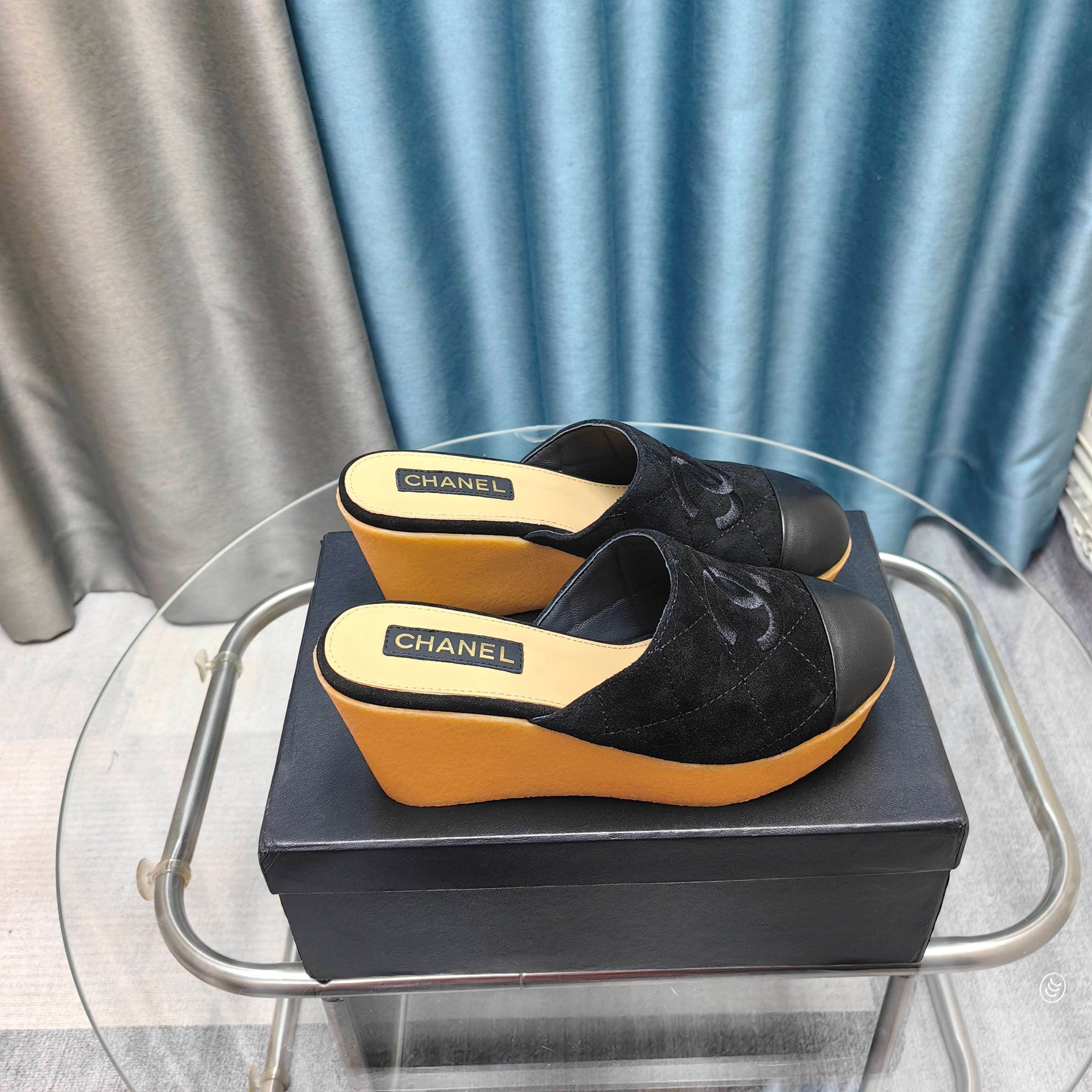 NO:234834,CHANE*｜Xiaoxiang 25C new product, thick heel double C diamond-shaped thick-soled slippers, a series of sandals that must be bought in summer. It is literary and fashionable. The dressing rate is too high. The thick sole is really yyds in terms of lengthening legs. It is versatile and comfortable. It becomes a big and long legs in seconds when it comes to the feet!  The upper is made of imported lambskin, the inner foot pad is silk lambskin, imported cowhide, and the size is 35-39 (customized by 40/41), semi-trail, chanel, slippers, cowhide, sheepskin19860909CHANE*｜小香25C新品 粗跟双C菱格厚底拖鞋 夏天一定要入的凉拖系列 可文艺可时髦 穿搭率实在太高了 厚底在拉长腿方面真的yyds 百搭舒适 上脚秒变大长腿！ 鞋面采用进口小羊皮 内里垫脚是丝绸羊皮 意大利进口牛皮大底 码数35-39（40/41定制）,半拖,chanel,slippers,cowhide,sheepskin,Women's Shoes