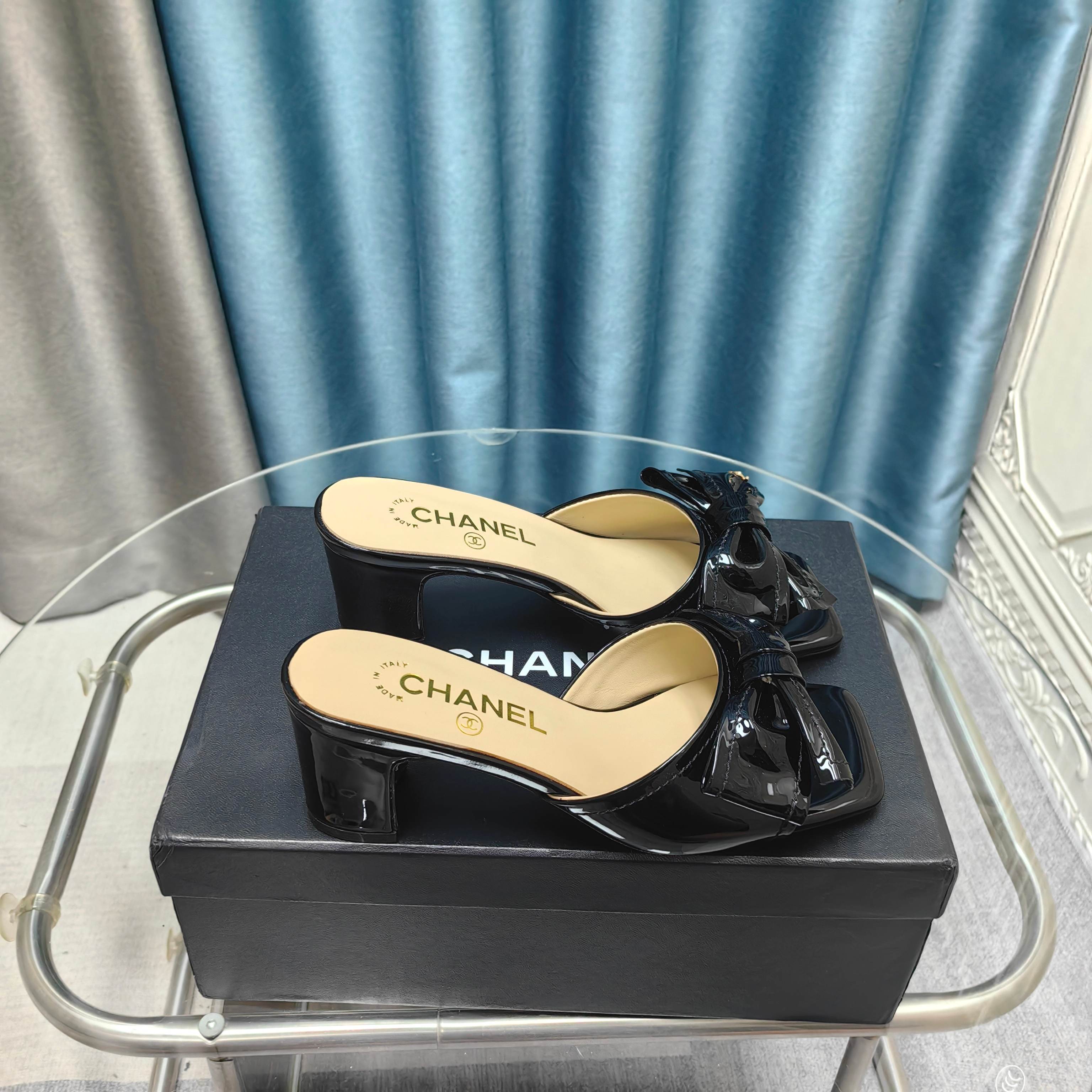 NO:234832,CHANE*｜Xiaoxiang 25C early spring new bows, thick heel slippers I really strongly recommend this series. The bow design is exquisite and elegant. Xiangjia design concept always surprises me unexpectedly!  The upper is customized original imported lambskin, the inner foot pad is mixed-bred lambskin, imported from Italy, genuine leather soles, Size35-39 (customized by 40/41), slippers, chanel, chanel, slippers, sheepskin, Leather soles19860909CHANE*｜小香25C早春新品蝴蝶结 粗跟拖鞋 真的强烈推荐这一系列真的太美了 蝴蝶结设计上脚精致优雅 香家设计理念 总让我出乎意料的惊讶！ 鞋面是定制原版进口小羊皮 内里垫脚是混种羊皮 意大利进口真皮大底 Size35-39（40/41定制）,拖鞋,chanel,chanel,slippers,sheepskin,Leather soles,Women's Shoes