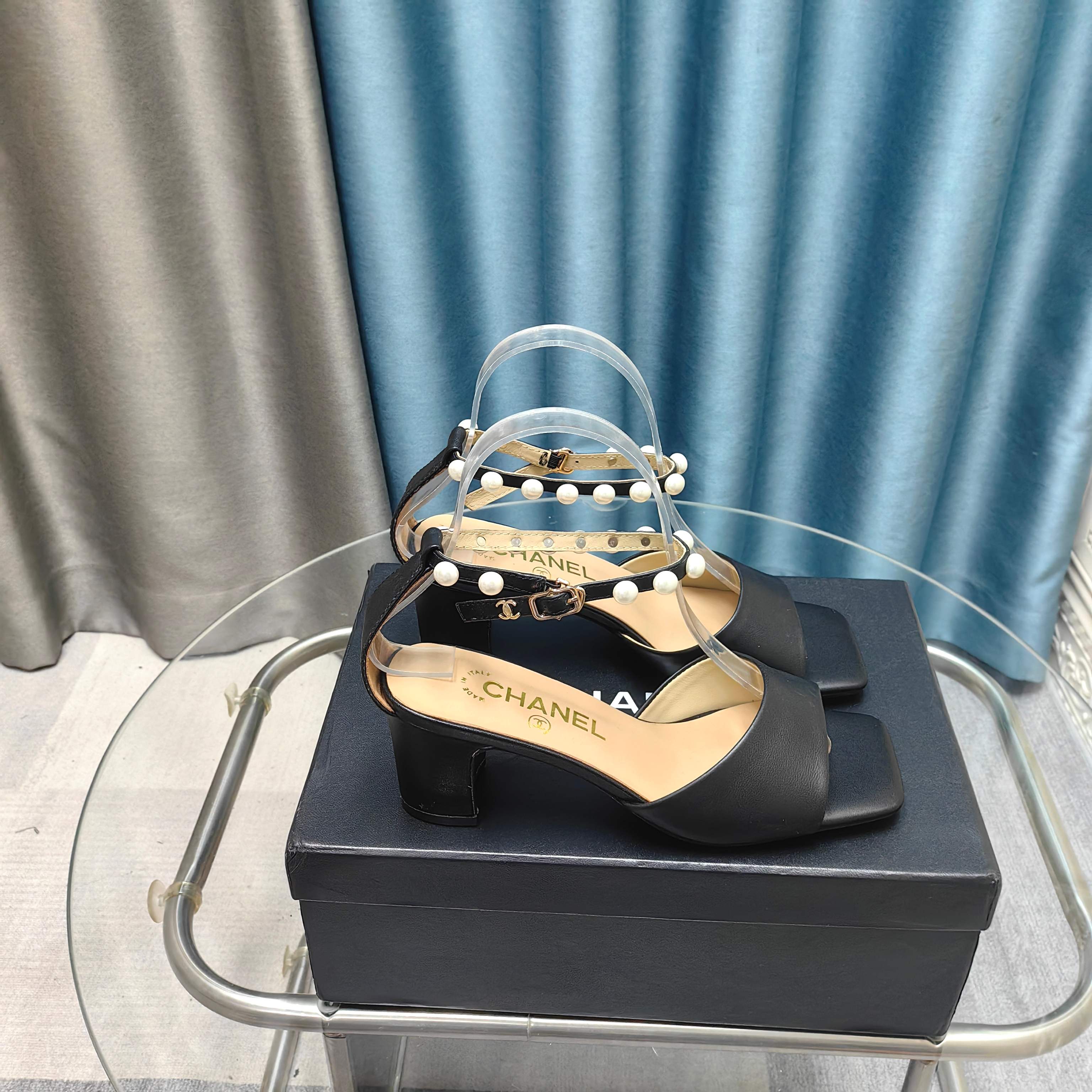 NO:234828,CHANE*｜Xiaoxiang 25c new product Double C pearl thick heel sandals The upper is lambskin, the inner foot pads are all sheepskin imported from Italy. The size is 35-39 (customized by 40/41), sandals, chanel, sandals, sheepskin, Leather soles19860909CHANE*｜小香25c新品 双C珍珠粗跟凉鞋 鞋面采用小羊皮 内里垫脚均为羊皮 意大利进口真皮大底 码数35-39（40/41定制）,凉鞋,chanel,sandals,sheepskin,Leather soles,Women's Shoes