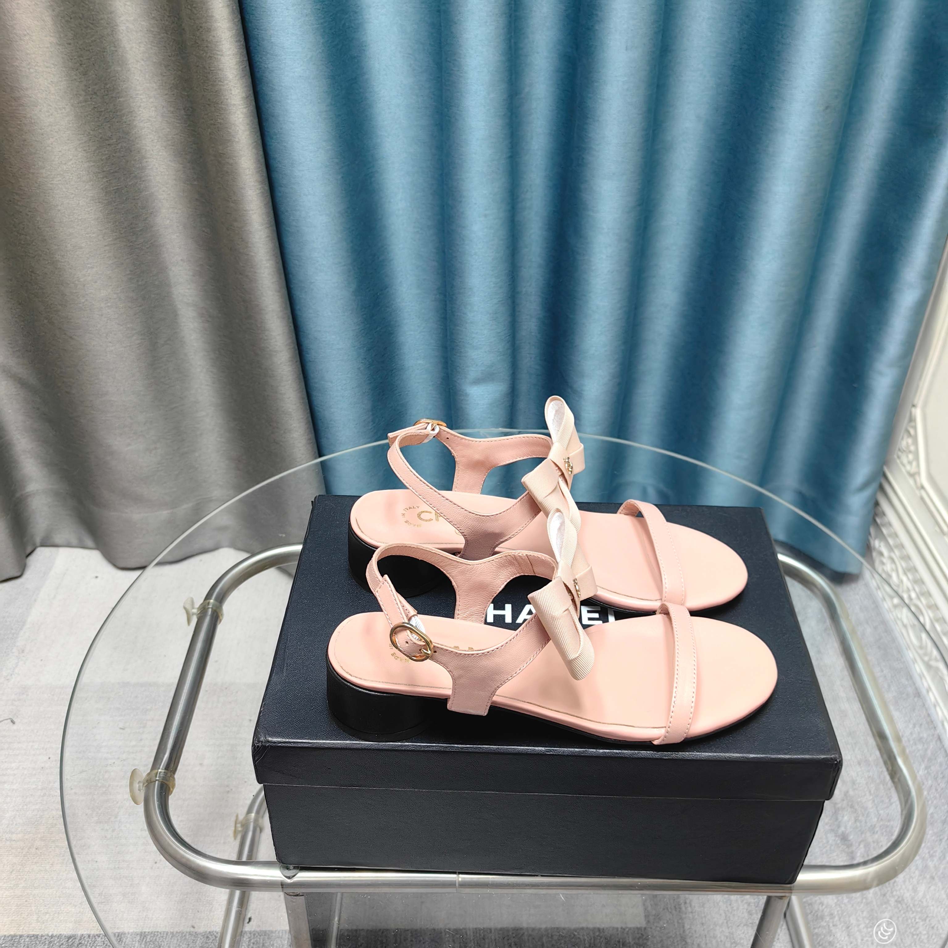 NO:234841,CHANE*｜Xiaoxiang 25C early spring new bows, thick-heeled sandals shoes. I really strongly recommend this series. The bow design is exquisite and elegant. Xiangjia design concept always surprises me unexpectedly!  The upper is customized original imported lambskin, the inner foot pad is mixed-bred sheepskin, imported from Italy, genuine leather soles, Size35-39 (customized by 40/41), sandals, chanel, chanel, sandals, sheepskin, Leather soles19860909CHANE*｜小香25C早春新品蝴蝶结 粗跟凉鞋鞋 真的强烈推荐这一系列真的太美了 蝴蝶结设计上脚精致优雅 香家设计理念 总让我出乎意料的惊讶！ 鞋面是定制原版进口小羊皮 内里垫脚是混种羊皮 意大利进口真皮大底 Size35-39（40/41定制）,凉鞋,chanel,chanel,sandals,sheepskin,Leather soles,Women's Shoes