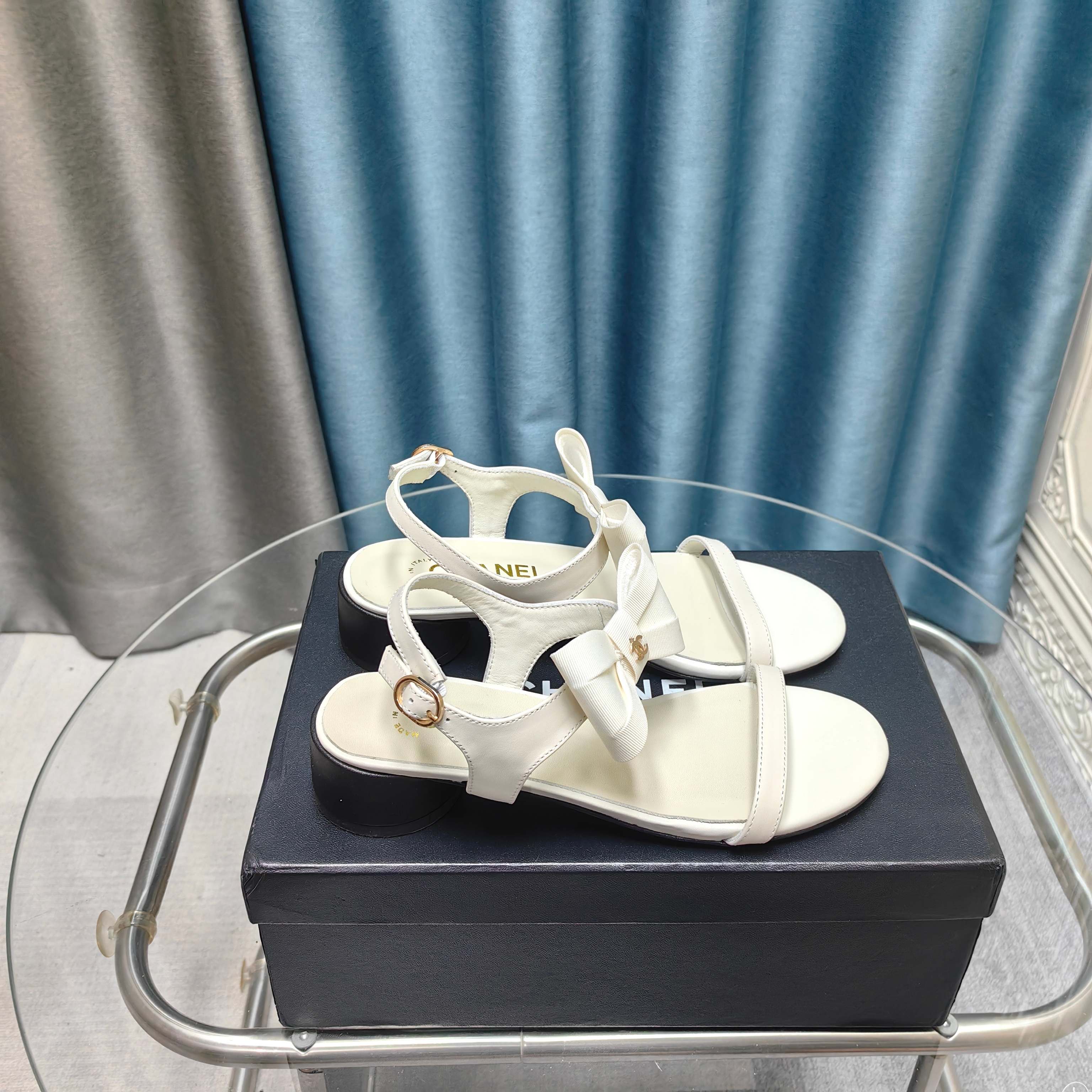 NO:234843,CHANE*｜Xiaoxiang 25C early spring new bows, thick heel sandals I really strongly recommend this series. The bow design is exquisite and elegant. Xiangjia design concept always surprises me unexpectedly!  The upper is customized original imported lambskin, the inner foot pad is mixed-bred sheepskin, imported from Italy, genuine leather soles, Size35-39 (customized by 40/41), sandals, chanel, chanel, sandals, sheepskin, Leather soles19860909CHANE*｜小香25C早春新品蝴蝶结 粗跟凉鞋 真的强烈推荐这一系列真的太美了 蝴蝶结设计上脚精致优雅 香家设计理念 总让我出乎意料的惊讶！ 鞋面是定制原版进口小羊皮 内里垫脚是混种羊皮 意大利进口真皮大底 Size35-39（40/41定制）,凉鞋,chanel,chanel,sandals,sheepskin,Leather soles,Women's Shoes