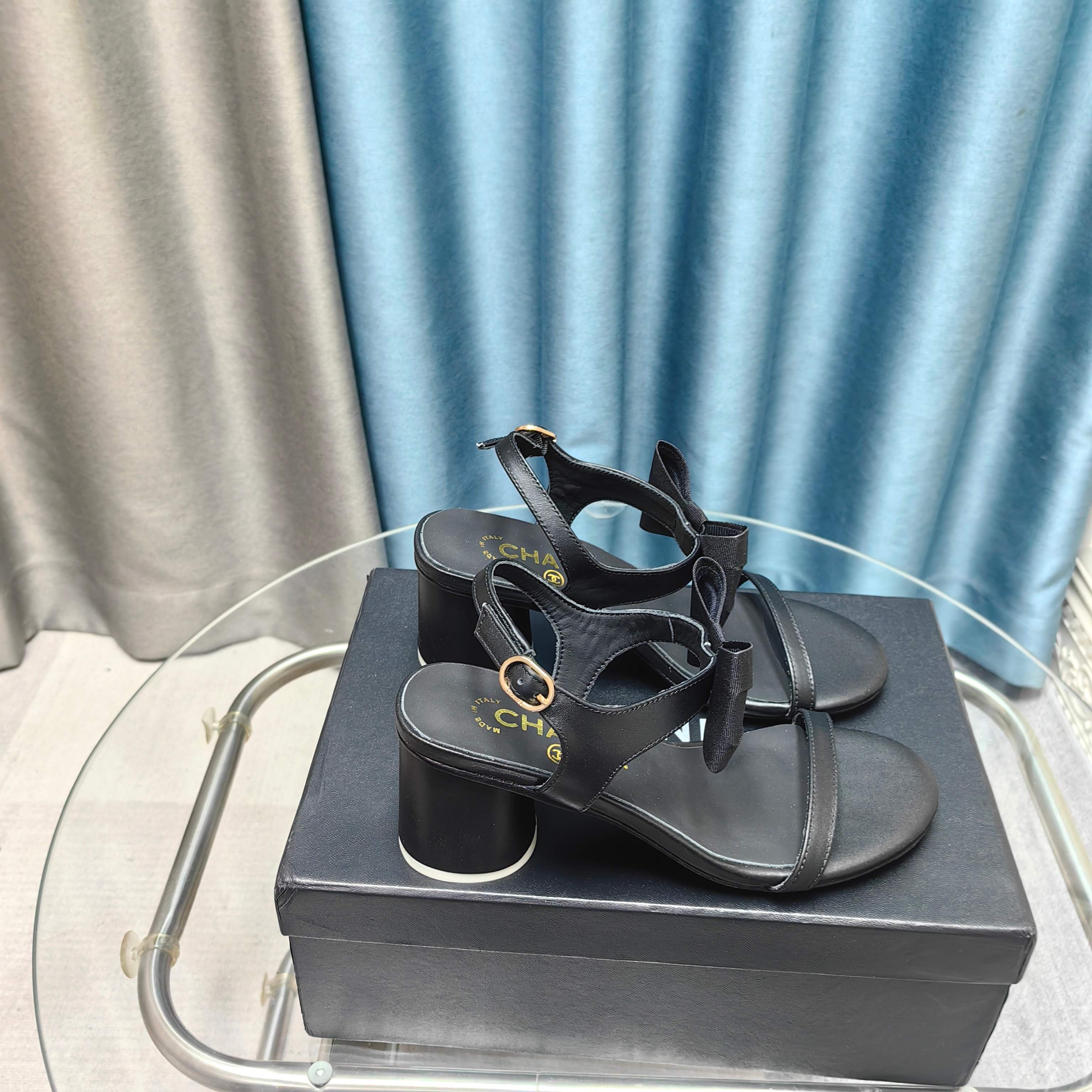 NO:234826,CHANE* ｜Xiaoxiang early spring bow double C thick strap heel sandals Classic bow design Elegant and outdated The shoe design is very thin and the foot looks whiter. Fashionable, elegant, and super temperament! Whether it is matched with jeans or skirts, it can be completely held~ The upper is imported lambskin, the inner foot pads are all sheepskin imported Italian cowhide, size 35-39 (customized for 40/41), sandals, chanel, sandals, skirts, jeans, cowhide, sheepskin19860909CHANE* ｜小香早春蝴蝶结双C粗一字带跟凉鞋 经典蝴蝶结设计 优雅而不过时 鞋型的设计非常显脚瘦 上脚非常显白 时尚,优雅, 超显气质! 无论是搭配牛仔裤还是半裙 完全hold得住~ 鞋面采用进口小羊皮 内里垫脚均为羊皮 意大利进口牛皮大底 码数35-39（40/41定做）,凉鞋,chanel,sandals,skirts,jeans,cowhide,sheepskin,Women's Shoes