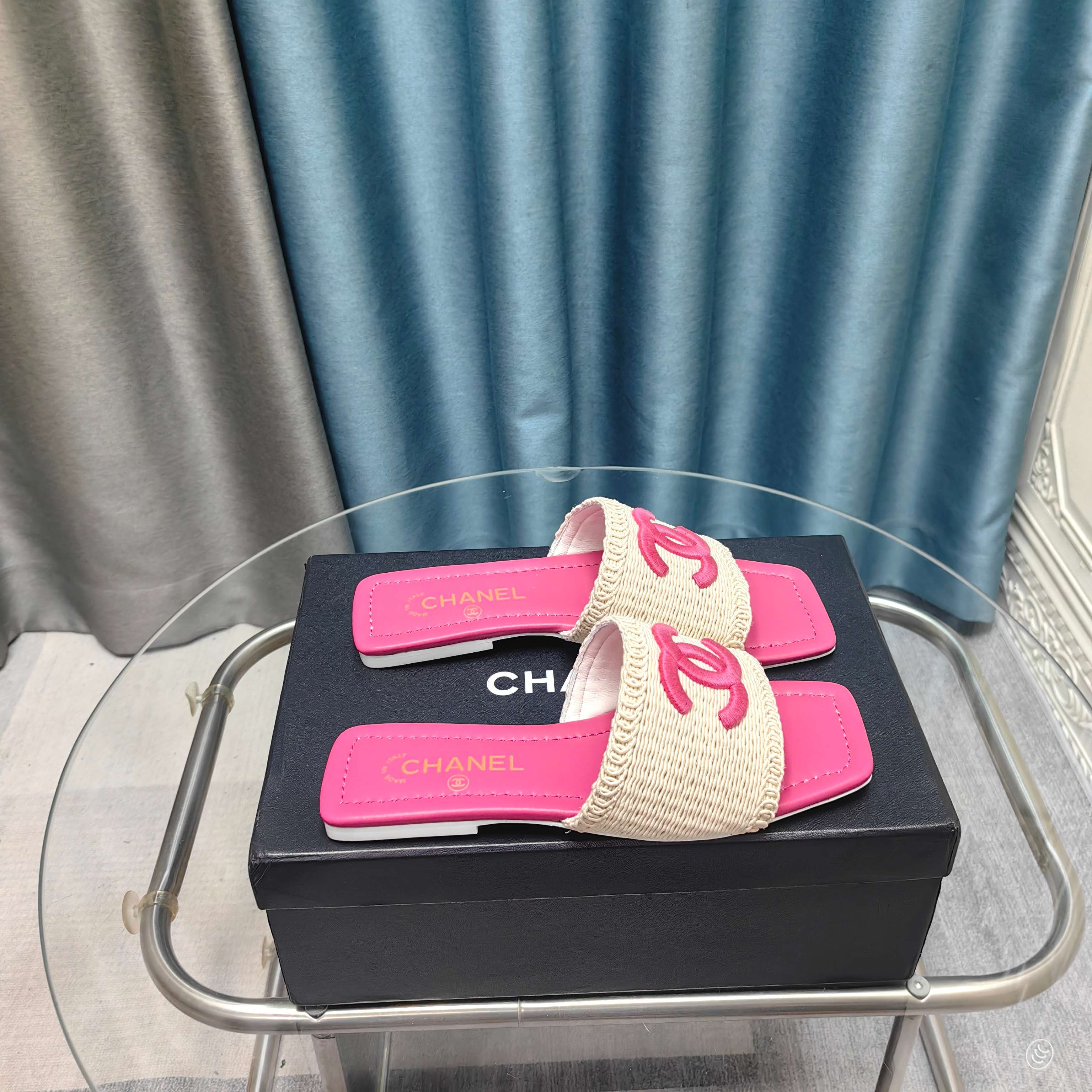 NO:234837,2025 Xiaoxiang must-have items for this season in autumn and winter!  !  Chanel's autumn and winter heavy industry hot product, Xiaohongshu is highly recommended, it looks good no matter how you match it, and it is a must-have for fashionable things. Chanel's women love simple but irresistible combinations show unique styles of dressing, free mixing and matching, and keep up with the fashionable pace of Grandma Shixiang!  !  !  Exquisite details enlarge the original mold opening hardware buckle. Top version purchasing level is created ★The upper is made of original custom cowhide (silk) sheepskin inner lining, sheepskin footbed, genuine leather sole, size 35-39 (40, 41 custom made, slippers, chanel, slippers, cowhide, sheepskin, silk fabric198609092025小香 本季秋冬季必备单品！！ 香奈儿秋冬重工爆款 小红书力推款,怎么搭配都好看,时髦精必备,香奈儿女士钟爱简约又难以抗拒系搭配展现与众不同的穿搭风格、自由混搭闪耀到位跟紧香奶奶时尚步伐！！！精致细节放大看原版开模五金扣 顶级版本代购级别打造★鞋面采用原版定制牛皮（绸缎）羊皮内里,羊皮垫脚,真皮底,码数35-39（40、41定做,拖鞋,chanel,slippers,cowhide,sheepskin,silk fabric,Women's Shoes