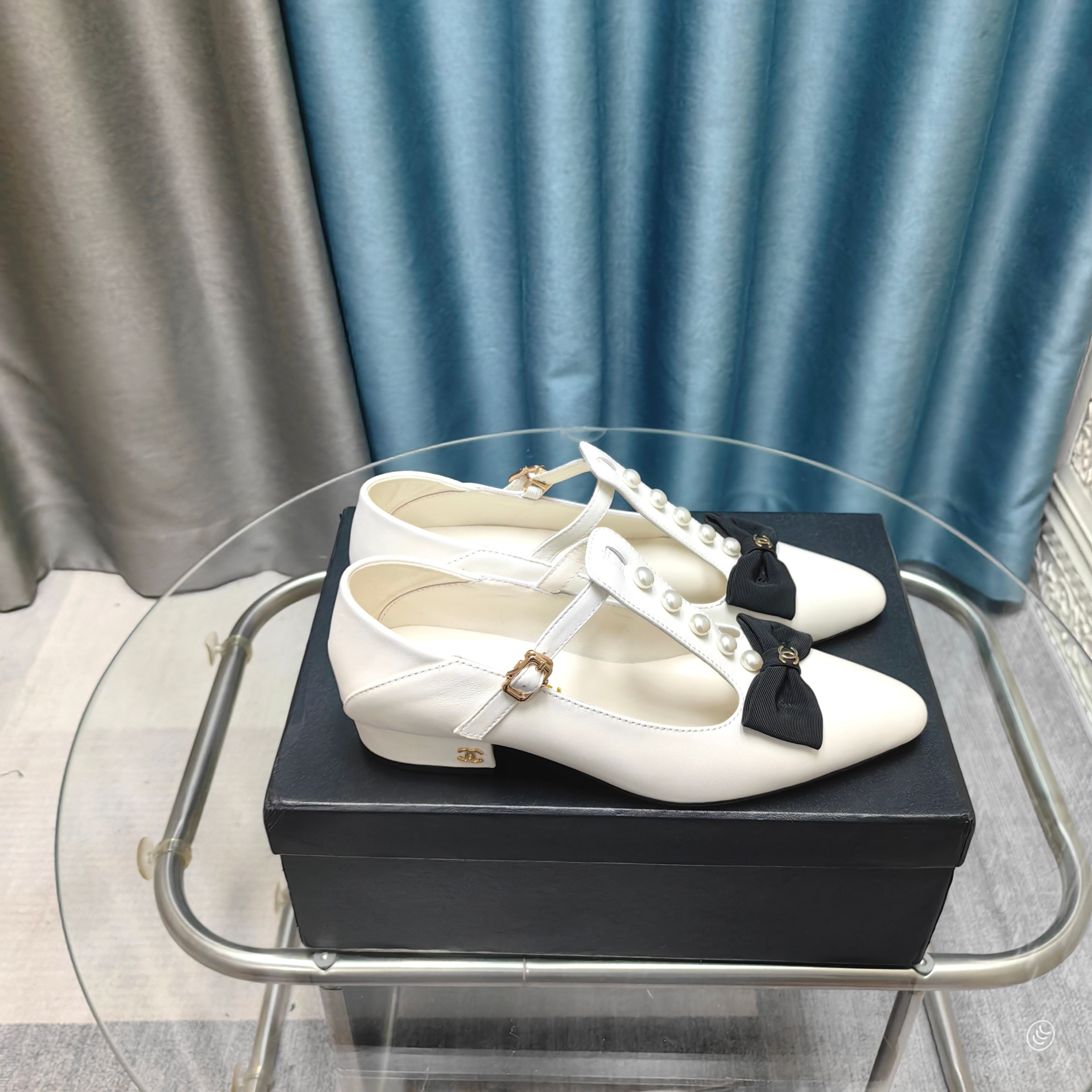 NO:234835,chane* Xiaoxiang C Home 2025 S New Early Autumn Style Xiaoxiang Home's most popular pointed-toe single shoes this year. It's hard to find any shoes in the counter. Point-toe design. Cute and cute. It's a sweet girl when worn. It's really special and fashionable. The smooth shoe shape is full of high-end feeling. At this moment, I've imagined countless outfits. Customized sheepskin upper, imported Australian sheepskin sole, Italian leather sole. Size: 35-39 (40 41 custom made without return and exchange!), single shoes, chanel, chanel, sheepskin19860909chane*小香C家2025 S 早秋新款 小香家今年最火的尖头单鞋 专柜根本一鞋难求 尖头设计 呆萌可爱 穿起来就是甜美女孩 真的特别又时尚 流畅的鞋型满满的高级感  此刻脑补无数个穿搭 鞋面定制羊皮 内里垫脚进口澳洲羊皮 鞋底意大利真皮底 Size:35-39(40 41定做不退换！）,单鞋,chanel,chanel,sheepskin,Women's Shoes