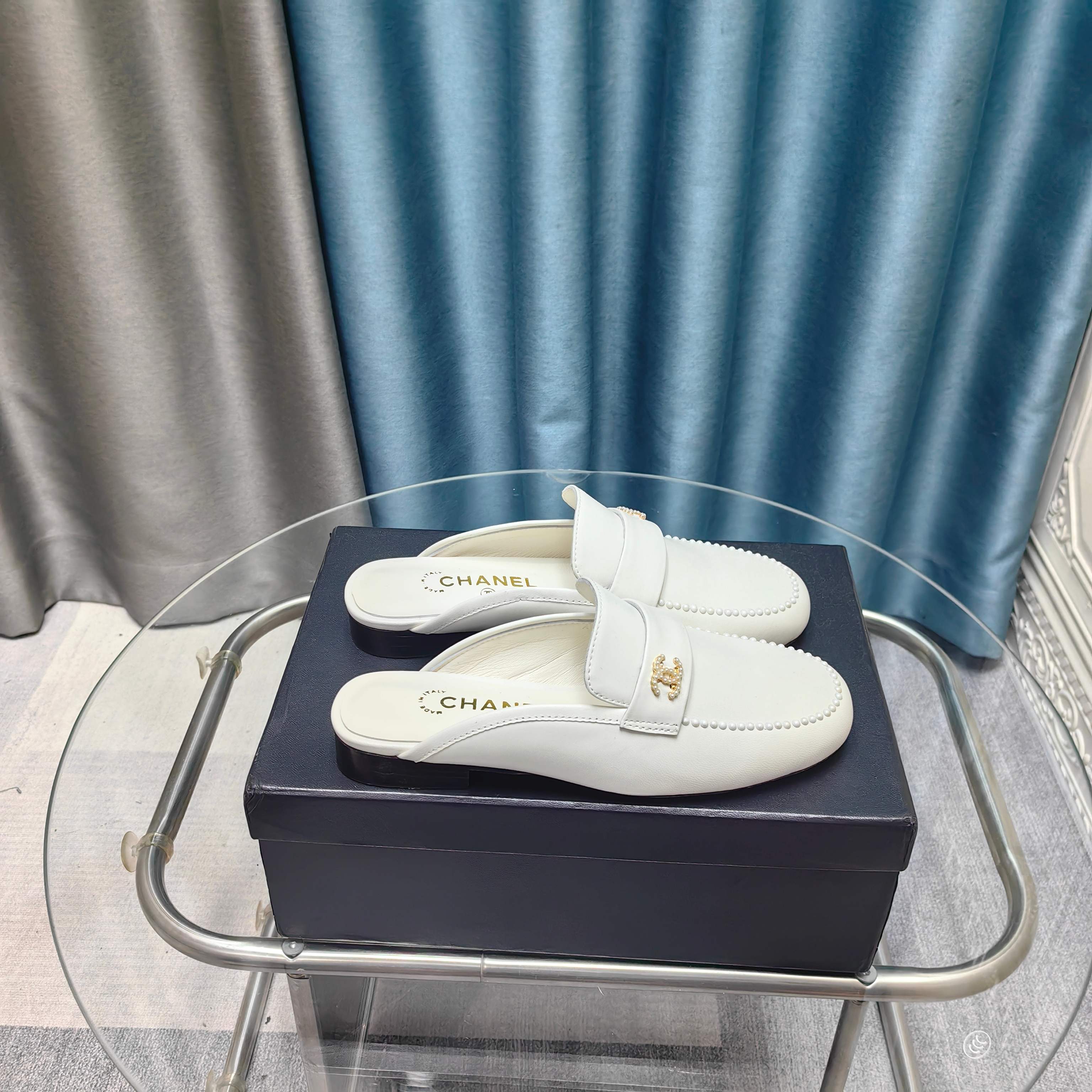 NO:234833,2025 Xiaoxiang must-have items for this season!  !  Chanel Heavy Industry's popular version, Xiaohongshu is highly recommended, it looks good no matter how you match it. It is a must-have for fashionable things. Chanel's women love simple but irresistible combinations show unique styles of dressing, free mixing and matching, and keep up with the fashionable pace of Grandma Shixiang!  !  !  Exquisite details enlarge the original mold opening hardware buckle. Top version purchasing level is created ★The upper is made of original custom cowhide (silk) sheepskin inner lining, sheepskin footbed, genuine leather sole, size 35-39 (40, 41 custom made, semi-torque, chanel, cowhide, sheepskin, silk fabric198609092025小香 本季季必备单品！！ 香奈儿重工爆款 小红书力推款,怎么搭配都好看,时髦精必备,香奈儿女士钟爱简约又难以抗拒系搭配展现与众不同的穿搭风格、自由混搭闪耀到位跟紧香奶奶时尚步伐！！！精致细节放大看原版开模五金扣 顶级版本代购级别打造★鞋面采用原版定制牛皮（绸缎）羊皮内里,羊皮垫脚,真皮底,码数35-39（40、41定做,半拖,chanel,cowhide,sheepskin,silk fabric,Women's Shoes