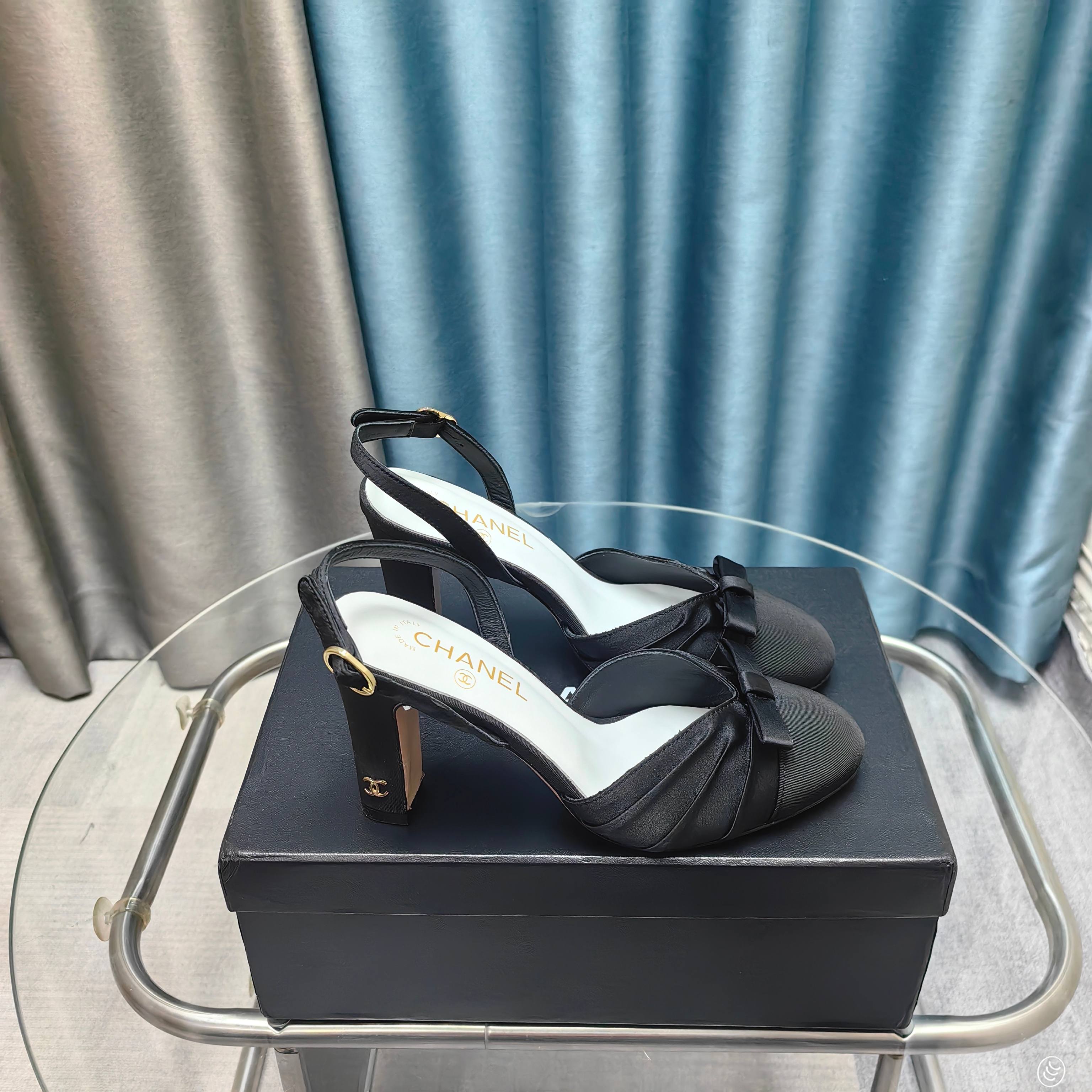 NO:234831,CHANE*｜Xiaoxiang 25C early spring new product Satin bow sandals series!  French style is so beautiful!  This is what the elegant and romantic fairy should be! The minimalist color combination and satin bow are deeply rooted in people's hearts~ Whether it is matched with skirts or casual clothes, it fits well! The fabric is made of original custom silk material, the inner foot pads are all silk sheepskin, imported cowhide, heels, 2cm/9cm size35-39 (customized by 40/41), high heels, chanel, sandals, high heels, skirts, cowhide, sheepskin, real silk, silk fabric19860909CHANE*｜小香25C早春新品 缎面蝴蝶结凉鞋系列！ 法式风情 真是美到心尖尖上啦！ 优雅又浪漫的仙女应该就是这样吧! 极简的配色加上绸缎蝴蝶结深入人心~ 无论搭配裙装还是休闲着装都很契合哈! 面料采用原版定制真丝材质 内里垫脚均为丝绸羊皮 意大利进口牛皮大底 跟高2cm/9cm size35-39（40/41定制）,高跟鞋,chanel,sandals,high heels,skirts,cowhide,sheepskin,real silk,silk fabric,Women's Shoes