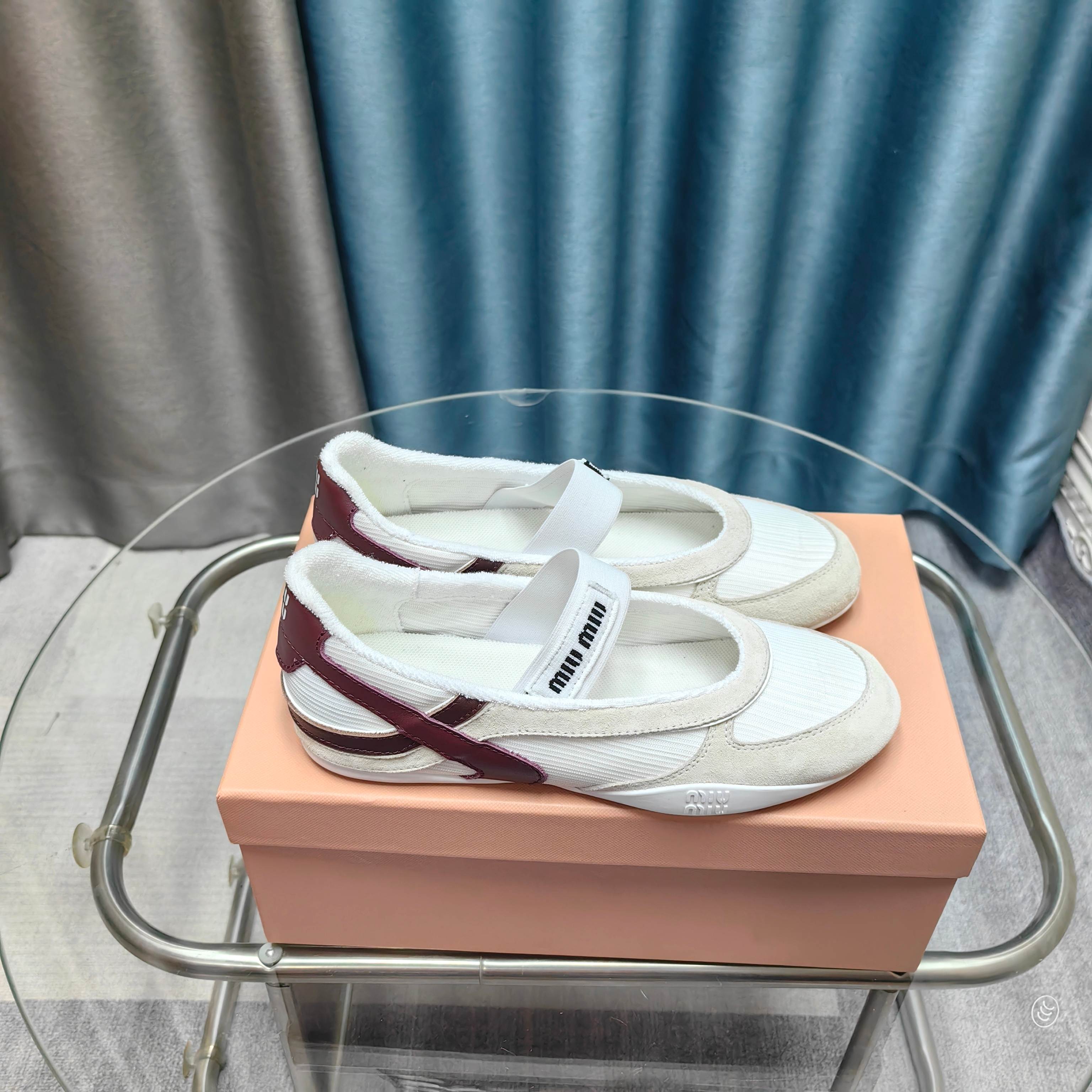 NO:411247,Miu Mi* New Spring and Summer Products Purchase Level I am the details control. The fabric is thin and clear. The thin and clear fabric is different from the market. The leather is slightly rubbed with the old version. The casual and fashionable. Versatile and comfortable. New popular products are coming~ The upper is imported Yangjing. Stainless color cowhide. Mesh cloth. The inner imported towel cloth. The footbed imported cowhide. The original molded sole of the large sole. The size is 35-41. Casual shoes/sports shoes. Miumiu, sneakers, cowhide, sheep19860909Miu Mi* 春夏新品 代购级别 我是细节控 面料对版zp单薄清透区别于市场不对版厚面料 皮料对版zp轻微擦旧 随性而为 复古时髦 百搭舒适 新爆款来袭～ 鞋面进口羊京.擦色牛皮.网布 内里进口毛巾布 垫脚进口牛皮 大底原版开模大底 码数35-41,休闲鞋/运动鞋,miumiu,sneakers,cowhide,sheep,Women's Shoes