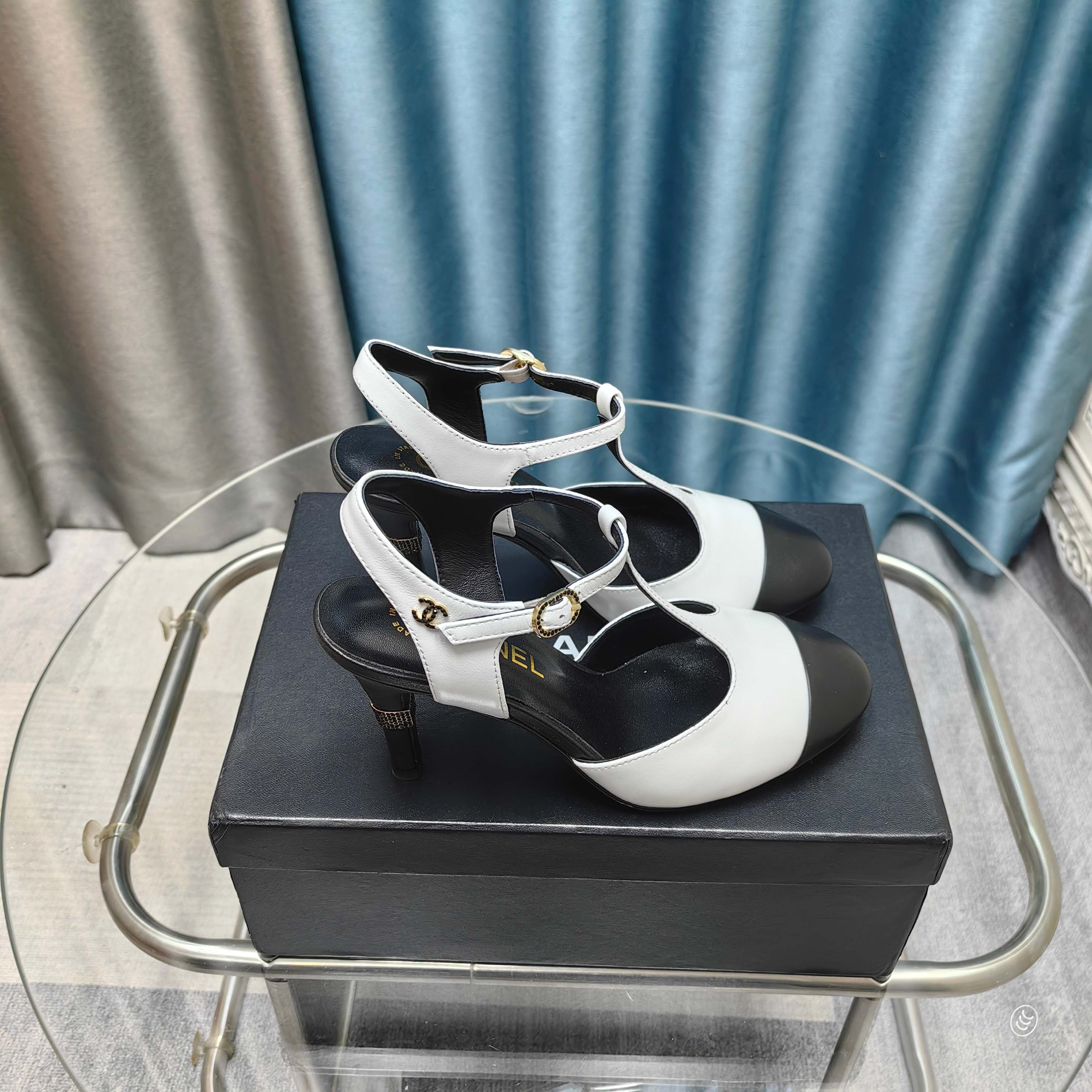 NO:234813,CHANE*｜Xiaoxiang 25c early spring new product T-string double C high heel sandals The upper is lambskin, the inner foot pads are all sheepskin imported from Italy. The size 35-39 (customized by 40/41), high heels, chanel, sandals, high heels, sheepskin, Leather soles19860909CHANE*｜小香25c早春新品 T字带双C高跟凉鞋 鞋面采用小羊皮 内里垫脚均为羊皮 意大利进口真皮大底 码数35-39（40/41定制）,高跟鞋,chanel,sandals,high heels,sheepskin,Leather soles,Women's Shoes