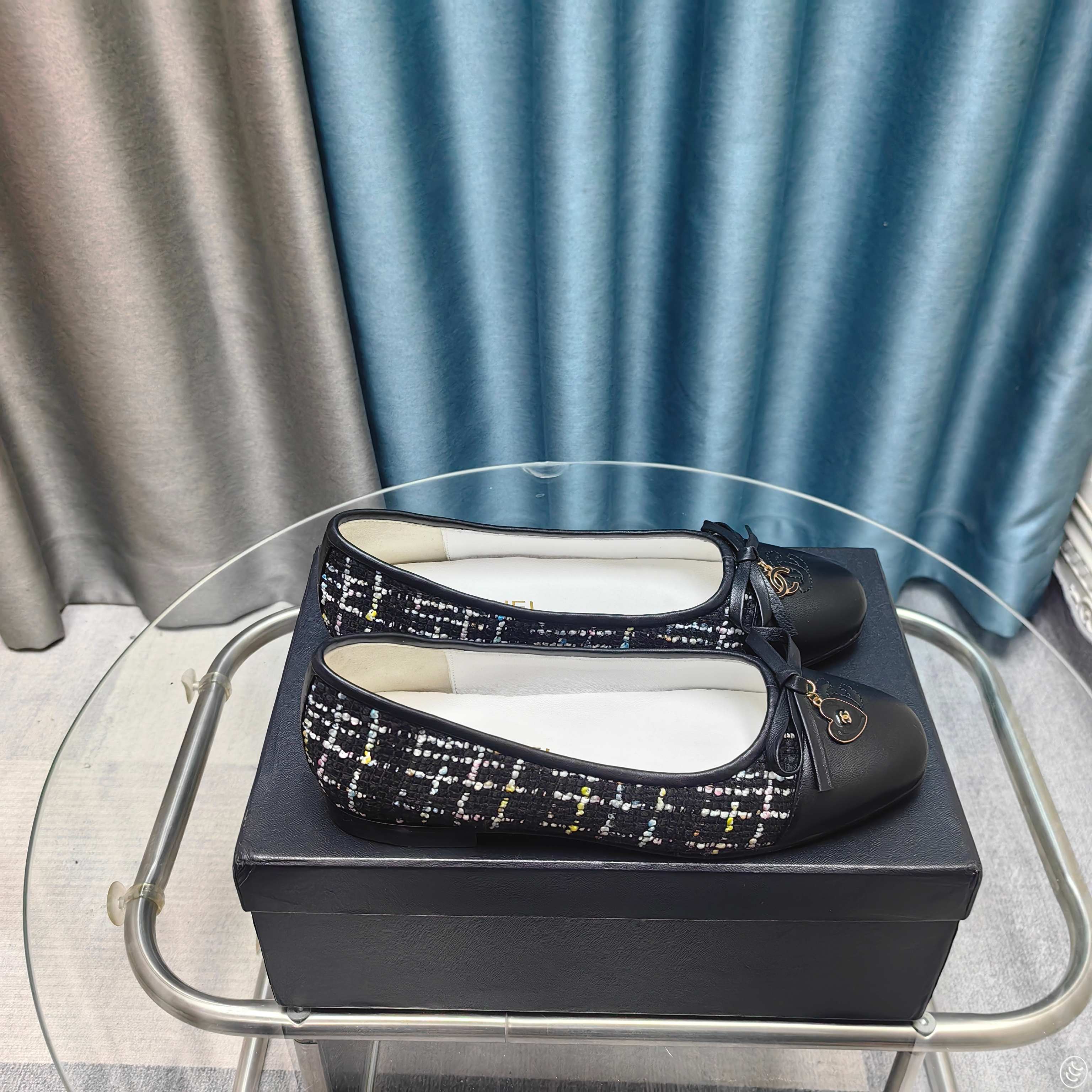 NO:234807,chane* Xiaoxiang C Home 2025 S New Early Autumn Style Xiaoxiang Home's most popular square-toe single shoes this year. It's hard to find a counter. Pointed toe design. Cute and cute. It's a sweet girl when worn. It's really special and fashionable. The smooth shoe shape is full of high-end feeling. At this moment, I've made up countless outfits. Customized silk sheepskin on the upper. Inner footsteps imported Australian sheepskin sole. Genuine leather. Size: 35-39 (40 41 custom made without return and exchange!), single shoes, chanel, chanel, sheepskin, silk fabric19860909chane*小香C家2025 S 早秋新款 小香家今年最火的方头单鞋 专柜根本一鞋难求 尖头设计 呆萌可爱 穿起来就是甜美女孩 真的特别又时尚 流畅的鞋型满满的高级感  此刻脑补无数个穿搭 鞋面定制绸缎羊皮 内里垫脚进口澳洲羊皮 鞋底真皮 Size:35-39(40 41定做不退换！）,单鞋,chanel,chanel,sheepskin,silk fabric,Women's Shoes