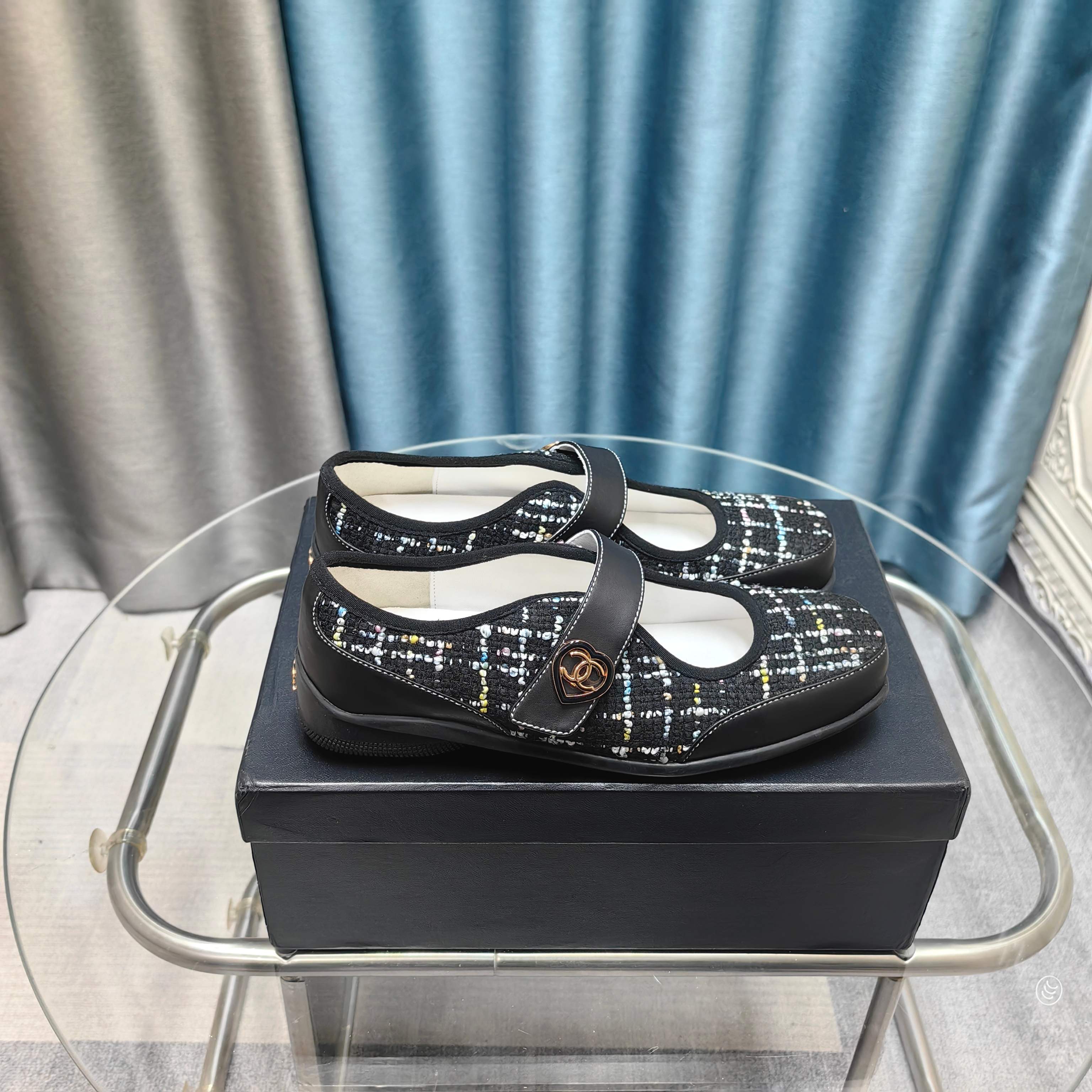 NO:234810,chane* Xiaoxiang C Home 2025 S New Early Autumn Style Xiaoxiang Home's most popular square-toe single shoes this year. It's hard to find a counter. Pointed toe design. Cute and cute. It's a sweet girl when worn. It's really special and fashionable. The smooth shoe shape is full of high-end feeling. At this moment, I've made up countless outfits. Customized sheepskin on the upper, imported Australian sheepskin on the inner footsteps. Rubber sole. Size: 35-39 (40 41 custom made without return and exchange!), single shoes, chanel, chanel, sheepskin19860909chane*小香C家2025 S 早秋新款 小香家今年最火的方头单鞋 专柜根本一鞋难求 尖头设计 呆萌可爱 穿起来就是甜美女孩 真的特别又时尚 流畅的鞋型满满的高级感  此刻脑补无数个穿搭 鞋面定制羊皮 内里垫脚进口澳洲羊皮 鞋底橡胶 Size:35-39(40 41定做不退换！）,单鞋,chanel,chanel,sheepskin,Women's Shoes