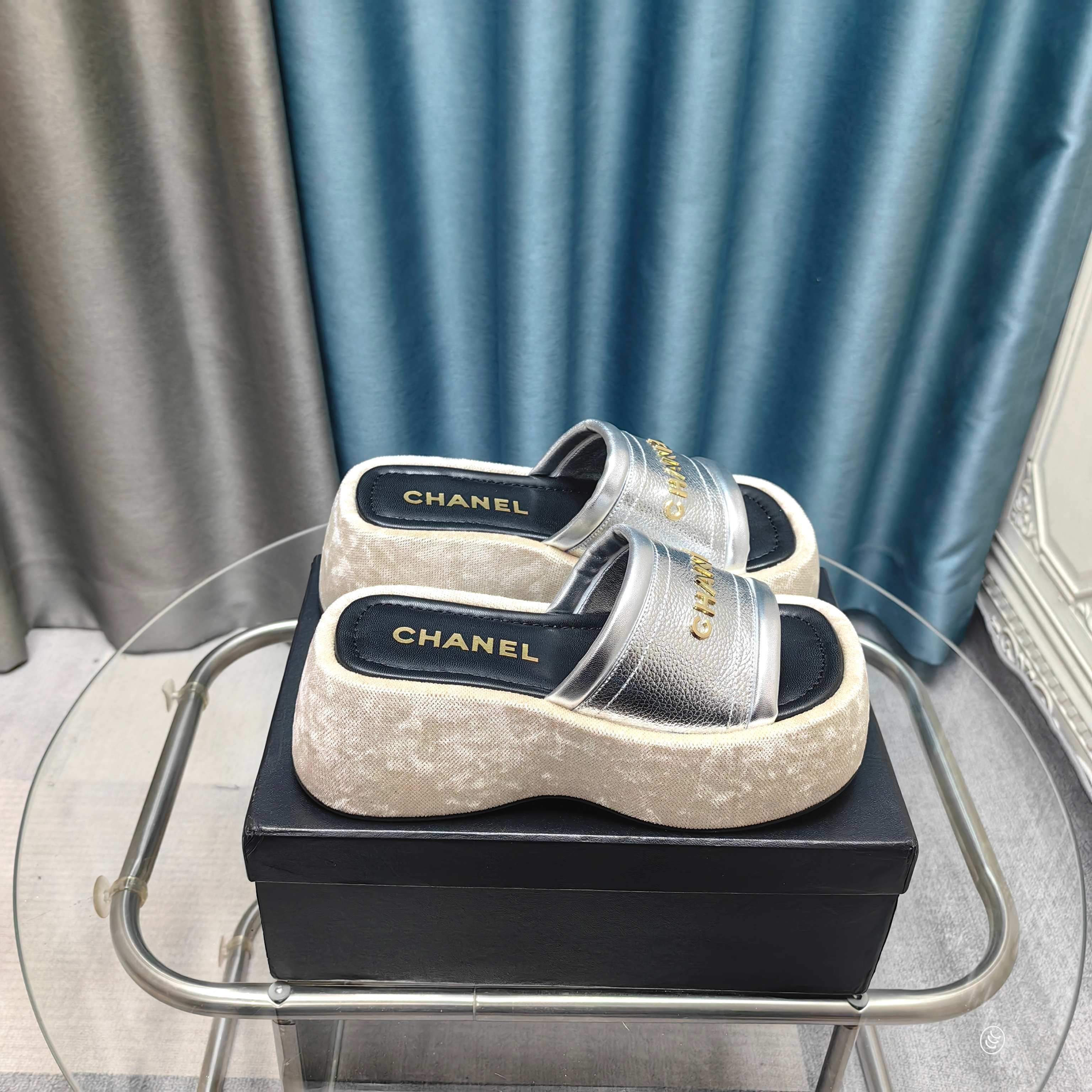 NO:240047,CHA Xiaoxiang 25P spring and summer new product sandwich, Grandma Xiang’s usual elegant and famous temperament, full of high-end feeling!  It’s very nice to wear barefoot or paired with skirts or trousers, it’s very versatile!  Invincible beauty!  Special fairy, girlish, upper is embroidered with imported satin, inner foot pad is mixed-bred sheepskin, anti-slip wear-resistant rubber sole Size35-39 (customized by 34, 40/41), slippers, slippers, skirts, sheepskin, silk fabric19860909CHA小香25P春夏新品凉拖 香奶奶家一贯的优雅名媛气质 高级感十足！上脚非常nice～ 不管光脚穿或搭配裙装、裤装、 都非常百搭！无敌美！特别仙 少女感爆棚 鞋面采用进口绸缎刺绣 内里垫脚是混种羊皮 防滑耐磨橡胶大底 Size35-39（34,40/41定制）,拖鞋,slippers,skirts,sheepskin,silk fabric,Women's Shoes