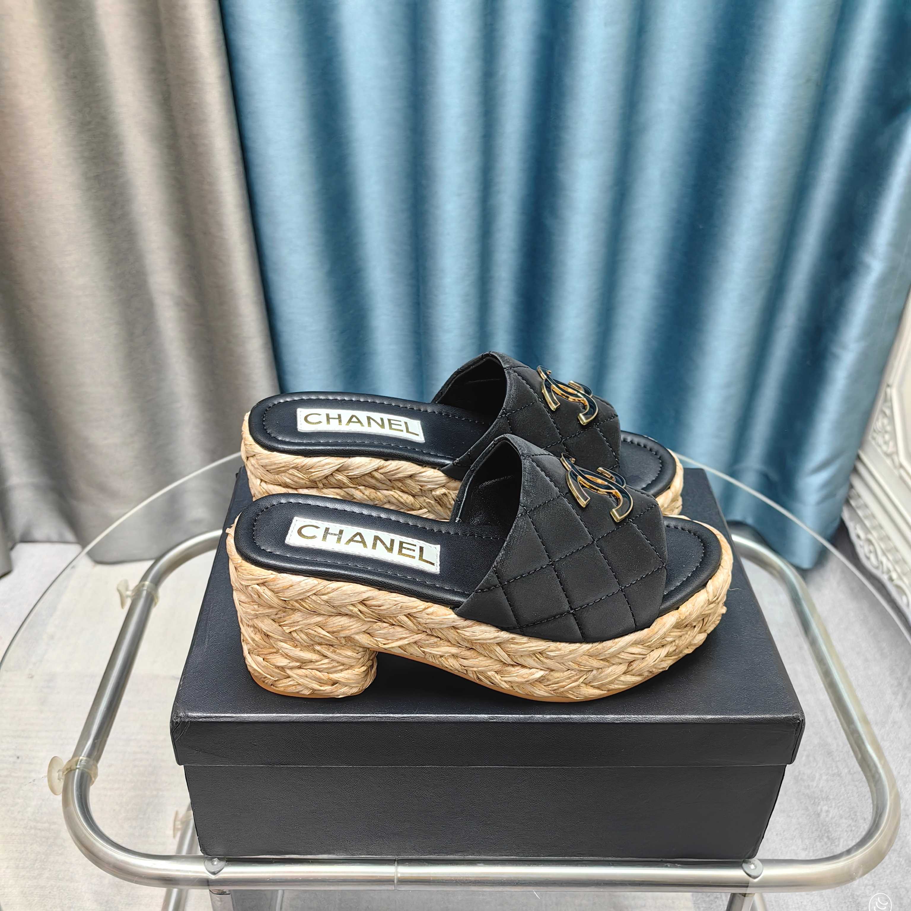 NO:257478,* 25P early autumn woven sandals. The counter is simply snatched up. Photos from major social platforms are popular. This episode of the catwalk is definitely too handsome. It is definitely the most popular style of this season. The counter fairies are really too aware of the goods. They don’t get stuck or scratch their feet. The texture is very soft and comfortable. Classic black and white combination, super versatile. 1 fabric: counter original sheepskin silk 2 lining: environmentally friendly mixed sheepskin 3 soles: rubber 5 size 35-40 (40 41 custom made, slippers, slippers, sheepskin, silk fabric19860909* 25P早秋最爆编织凉拖鞋 专柜简直疯抢了,各大社交平台热门晒图,这期的走秀款绝对太帅了,绝对是这一季最热门的款式,专柜仙女们真的太识货了,不卡脚也不会磨脚,质感上脚是非常柔软舒服的.经典的黑白配,超级百搭. 1面料:专柜原版羊皮 绸缎 2内里:环保混种羊皮 3大底:橡胶 5码数35-40（40 41定做,拖鞋,slippers,sheepskin,silk fabric,Women's Shoes