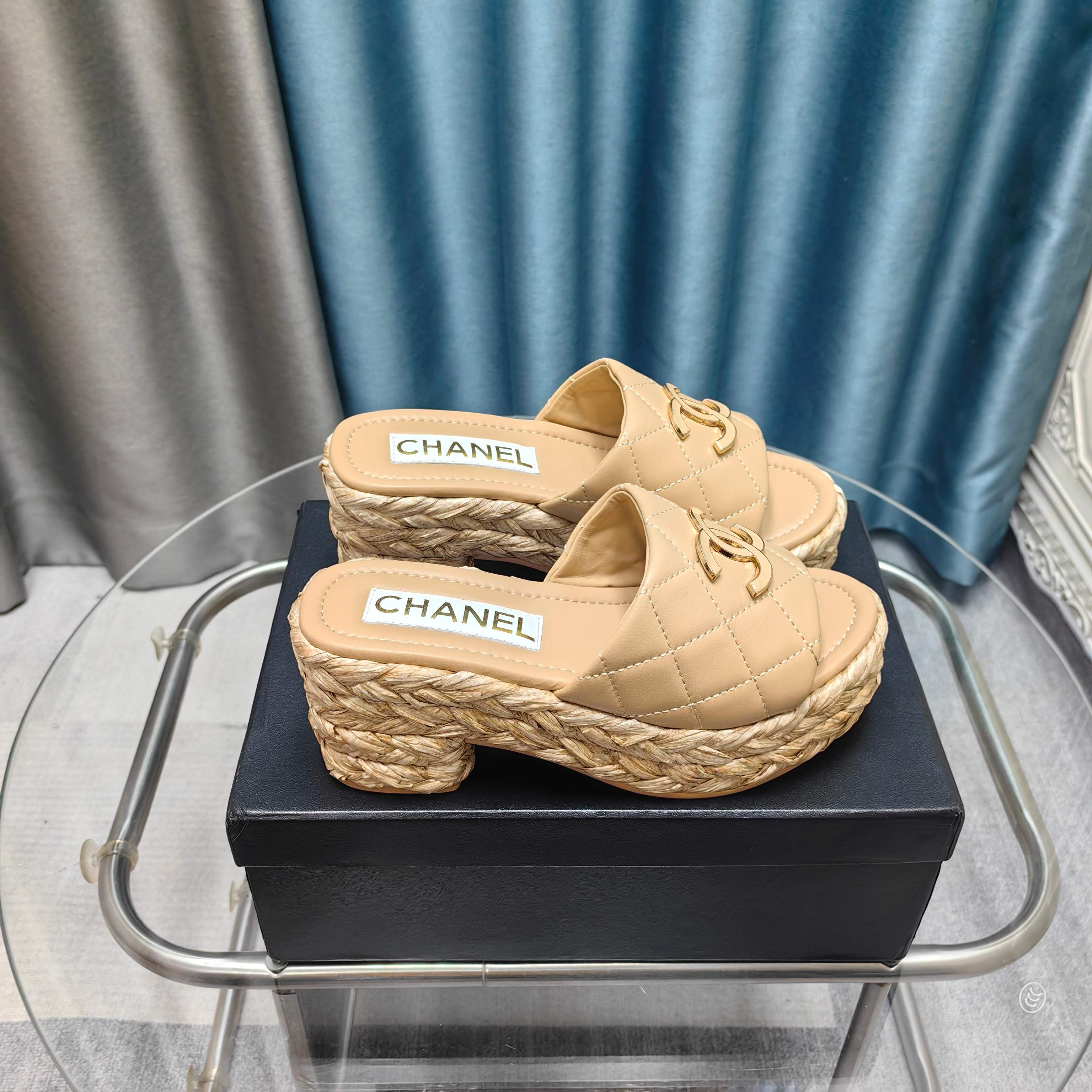 NO:257481,* 25P early autumn woven sandals. The counter is simply snatched up. Photos from major social platforms are popular. This episode of the catwalk is definitely too handsome. It is definitely the most popular style of this season. The counter fairies are really too aware of the goods. They don’t stick to their feet and will not scratch their feet. The texture is very soft and comfortable. Classic black and white combination, super versatile. 1 fabric: counter original sheepskin silk 2 lining: environmentally friendly mixed sheepskin 3 soles: rubber 5 size 35-40 (40 41 fixed, slippers, slippers, sheepskin, silk fabric19860909* 25P早秋最爆编织凉拖鞋 专柜简直疯抢了,各大社交平台热门晒图,这期的走秀款绝对太帅了,绝对是这一季最热门的款式,专柜仙女们真的太识货了,不卡脚也不会磨脚,质感上脚是非常柔软舒服的.经典的黑白配,超级百搭. 1面料:专柜原版羊皮 绸缎 2内里:环保混种羊皮 3大底:橡胶 5码数35-40（40 41定,拖鞋,slippers,sheepskin,silk fabric,Women's Shoes