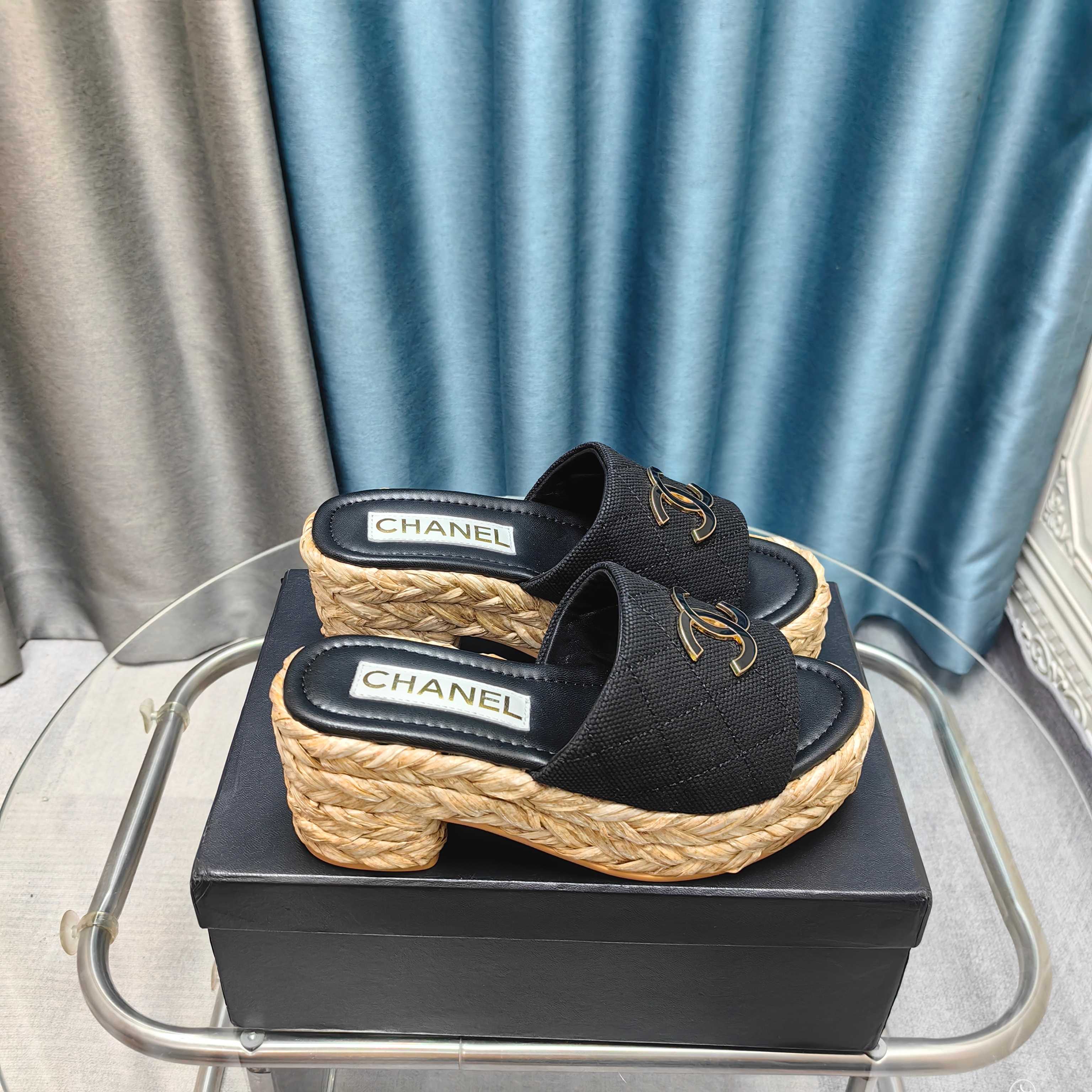 NO:257487,* 25P early autumn woven sandals. The counter is simply snatched up. Photos from major social platforms are popular. This episode of the catwalk is definitely too handsome. It is definitely the hottest style of this season. The counter fairies are really too aware of the goods. They don’t get stuck or scratch their feet. The texture is very soft and comfortable. Classic black and white combination, super versatile. 1 fabric: counter original sheepskin silk 2 lining: environmentally friendly mixed sheepskin 3 soles: rubber 5 size 35-40 (40 41 custom made, slippers, slippers, sheepskin, silk fabric19860909* 25P早秋最爆编织凉拖鞋 专柜简直疯抢了,各大社交平台热门晒图,这期的走秀款绝对太帅了,绝对是这一季最热门的款式,专柜仙女们真的太识货了,不卡脚也不会磨脚,质感上脚是非常柔软舒服的.经典的黑白配,超级百搭. 1面料:专柜原版羊皮 绸缎 2内里:环保混种羊皮 3大底:橡胶 5码数35-40（40 41定做,拖鞋,slippers,sheepskin,silk fabric,Women's Shoes