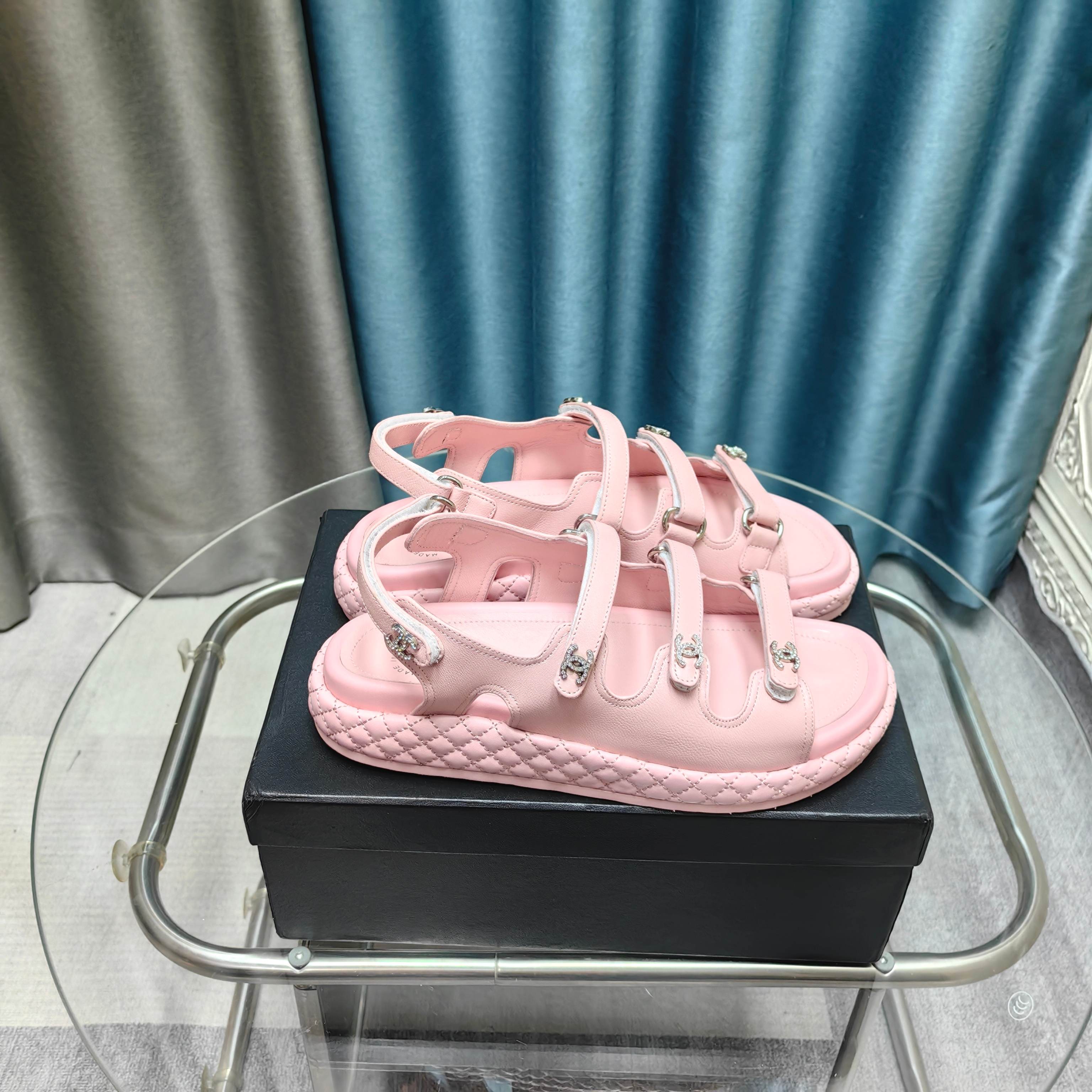 NO:234799,The latest fabrics for spring and summer 2025 - the counter mainly promotes Velcro beach sandals new colors series ★★★★★ Many celebrities are here to watch, a versatile series that domestic and foreign bloggers are popular, a must-have for spring and summer wardrobe matching, the first choice for sandals. Upper imported sheepskin inner lining: imported silk inner lining, original mold-open custom foam sole Shoe size: 35-39 (40, 41, 42 customized, no return or exchange) Delivery luxury latest counter synchronous packaging, sandals, sandals, sheepskin, silk fabric198609092025春夏最新面料——专柜主推魔术贴沙滩凉鞋新色系列上新 ★★★★★ 众多明星网红上脚,国内外博主刷爆的一个百搭系列,春夏衣橱搭配必备 凉鞋首选. 鞋面进口羊皮  内里: 进口绸缎内里 大底原版开模定制发泡底 鞋码: 35-39（40、41、42定做不退换） 配送豪华最新专柜同步包装,凉鞋,sandals,sheepskin,silk fabric,Women's Shoes