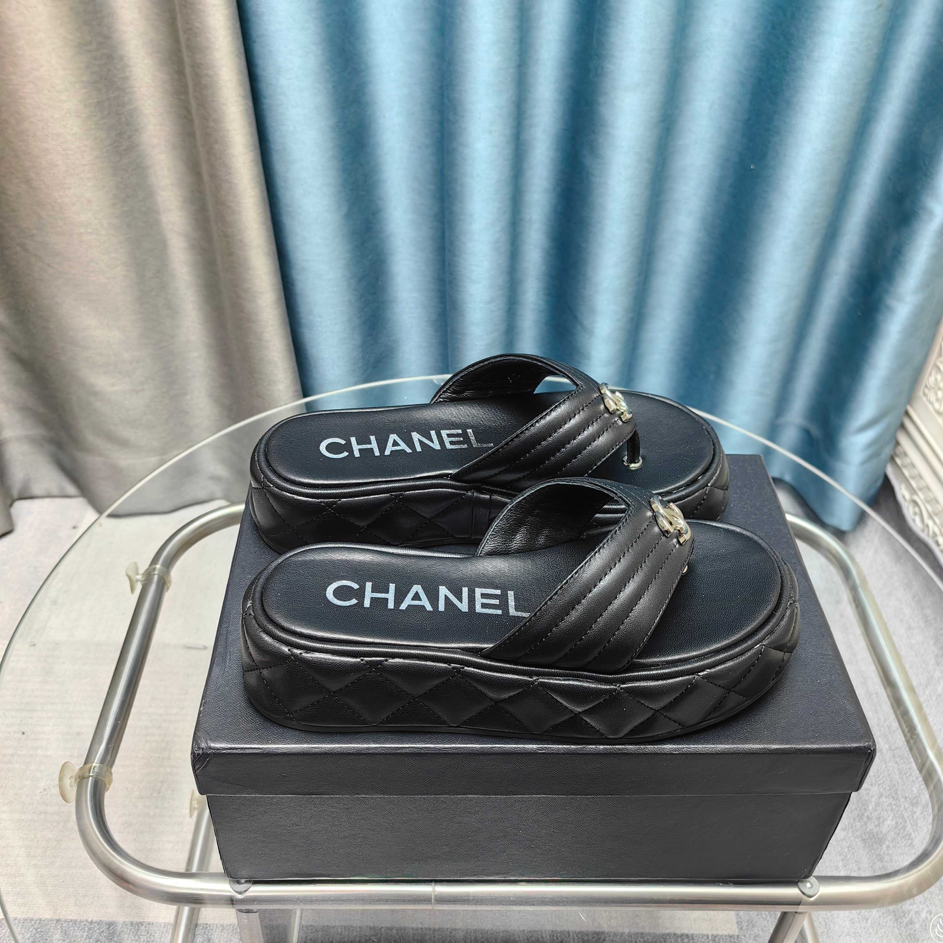 NO:234802,Top version CHANE* 2025ss Xiaoxiang Spring and Summer New Style Hot Thick-soled Casual Slippers Counter Synchronization The counter is very popular. A very difficult-to-buy shoe. The most popular thick-soled slippers on the entire network. You can imagine that Xiaoxiangkong cannot miss it. The appearance and comfort coexist. Simple and versatile thick-soled ** Super versatile. Whoever wears it with her eyes closed is good. Upper imported sheepskin/original denim fabric. The inner imported sheepskin original open-soled open-sol. Size: 35-40 (41 42 custom made without return or exchange), split-toe shoes, chanel, slippers, sheepskin19860909顶级版本 CHANE* 2025ss小香春夏新款火爆厚底休闲拖鞋 专柜同步 专柜非常火爆 非常难买的一款鞋 全网最火的厚底拖鞋 可想而知小香控不可错过的 颜值与舒适并存的 简约百搭厚底**超级百搭,闭眼入谁穿谁好看  鞋面进口羊皮/原版丹宁面料 内里进口羊皮里 大底原版开模大底 码数:35-40（41 42定做不退换）,分趾鞋,chanel,slippers,sheepskin,Women's Shoes