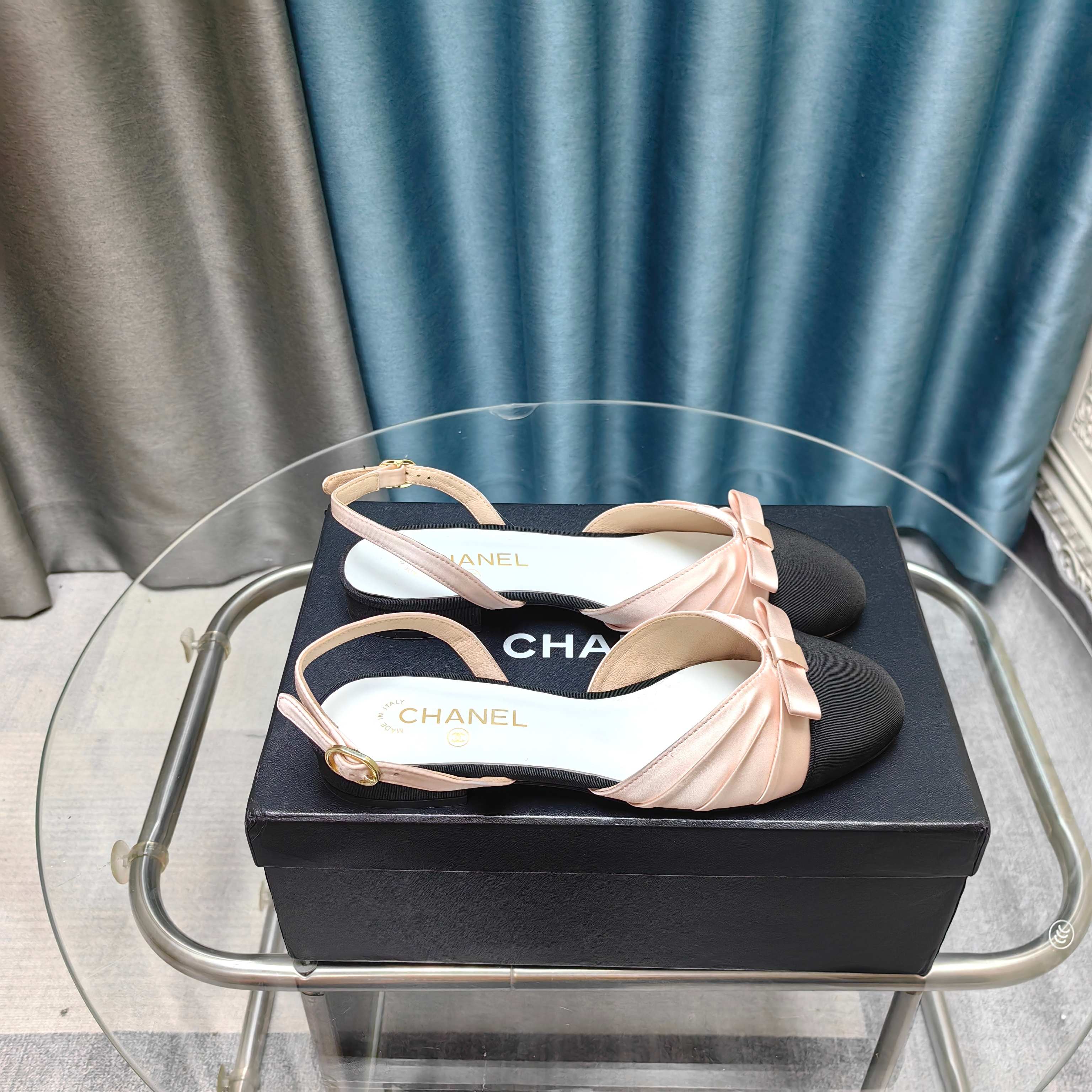 NO:234805,CHANE*｜Xiaoxiang 25C early spring new product Satin bow sandals series!  French style is so beautiful!  This is what the elegant and romantic fairy should be like! The minimalist color combination and satin bow are deeply rooted in people's hearts~ Whether it is matched with skirts or casual clothes, it fits well! The fabric is made of original custom silk material, the inner foot pads are all silk sheepskin, imported cowhide, cowhide, cowhide, cowhide, cowhide, cowhide, cowhide, heels, heel height 2cm/9cm size35-39 (customized by 40/41), sandals, chanel, sandals, skirts, cowhide, real silk, silk fabric19860909CHANE*｜小香25C早春新品 缎面蝴蝶结凉鞋系列！ 法式风情 真是美到心尖尖上啦！ 优雅又浪漫的仙女应该就是这样吧! 极简的配色加上绸缎蝴蝶结深入人心~ 无论搭配裙装还是休闲着装都很契合哈! 面料采用原版定制真丝材质 内里垫脚均为丝绸羊皮 意大利进口牛皮大底 跟高2cm/9cm size35-39（40/41定制）,凉鞋,chanel,sandals,skirts,cowhide,sheepskin,real silk,silk fabric,Women's Shoes