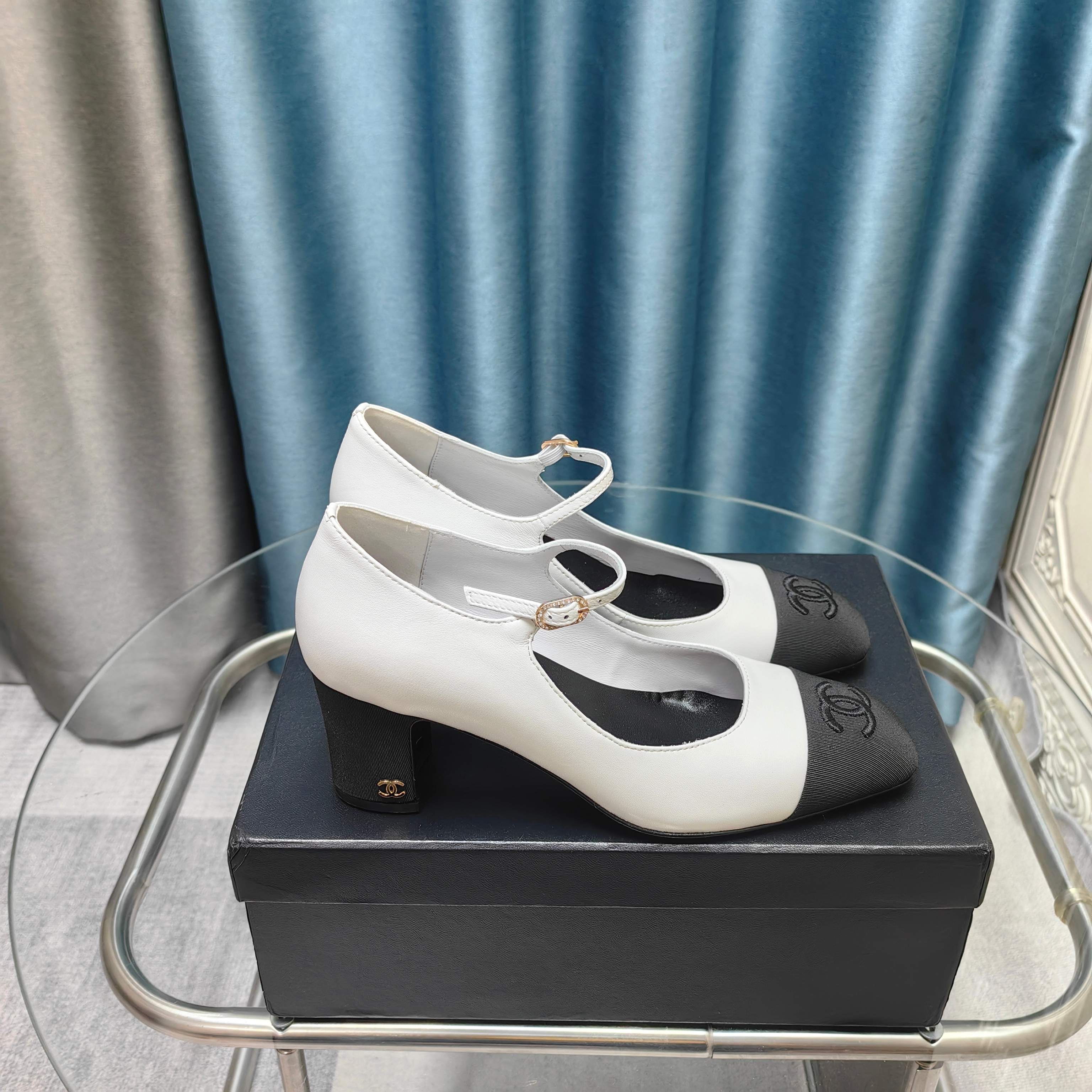 NO:234814,CHANE*｜Xiaoxiang 25S early spring new product color-blocked square-toed Lizhen shoes This year's most beautiful Mary Jeans and pleated skirts, or wear them in a more formal occasion. The autumn and winter socks are also invincible. This Mary Jean shoes have a lady-like temperament. The upper is imported lambskin, the inner foot pad is mixed-bred sheepskin Italian A-grade leather sole Size35-39 (customized on 40/41/42), Mary Jean, chanel, mary jane, skirts, jeans, sheepskin, Leather soles, socks19860909CHANE*｜小香25S早春新品 拼色方头丽珍鞋 本年度最美玛丽珍鞋 无法抗拒的高级与优雅! 无论是搭配牛仔裤百褶裙 还是穿去较正式场合都可以的. 秋冬配袜子也都是无敌美 这款玛丽珍鞋自带大小姐风气质 鞋面是进口小羊皮 内里垫脚是混种羊皮 意大利A级真皮大底 Size35-39（40/41/42定制）,玛丽珍,chanel,mary jane,skirts,jeans,sheepskin,Leather soles,socks,Women's Shoes