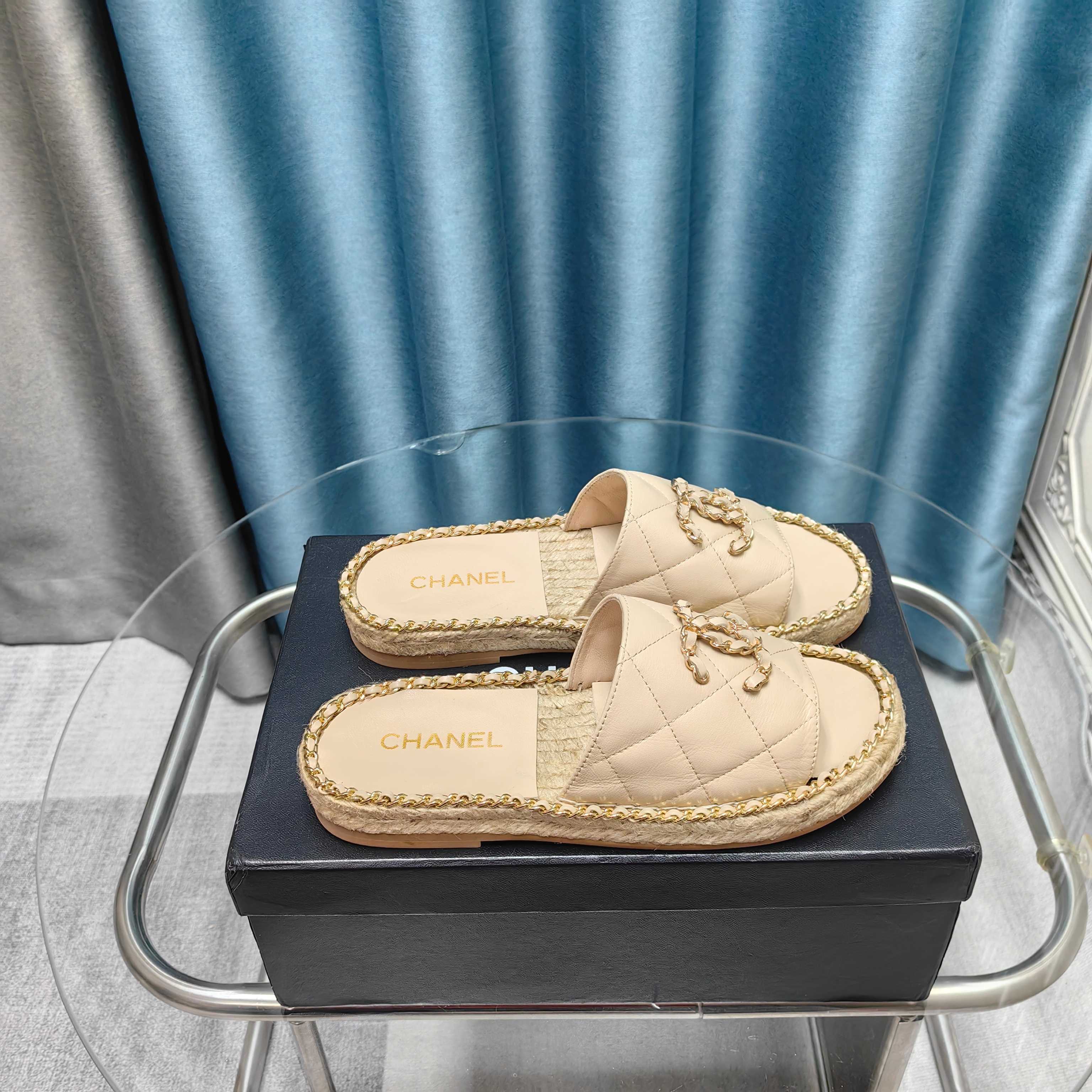 NO:234808,* 25P early autumn woven sandals. The counter is simply snatched up. Photos from major social platforms are popular. This episode of the catwalk is definitely too handsome. It is definitely the hottest style of this season. The counter fairies are really too aware of the goods. They don’t get stuck or scratch their feet. The texture is very soft and comfortable. Classic black and white combination, super versatile. 1 fabric: counter original sheepskin silk 2 lining: environmentally friendly mixed sheepskin 3 soles: rubber 5 size 35-40 (40 41 custom made, slippers, slippers, sheepskin, silk fabric19860909* 25P早秋最爆编织凉拖鞋 专柜简直疯抢了,各大社交平台热门晒图,这期的走秀款绝对太帅了,绝对是这一季最热门的款式,专柜仙女们真的太识货了,不卡脚也不会磨脚,质感上脚是非常柔软舒服的.经典的黑白配,超级百搭. 1面料:专柜原版羊皮 绸缎 2内里:环保混种羊皮 3大底:橡胶 5码数35-40（40 41定做,拖鞋,slippers,sheepskin,silk fabric,Women's Shoes