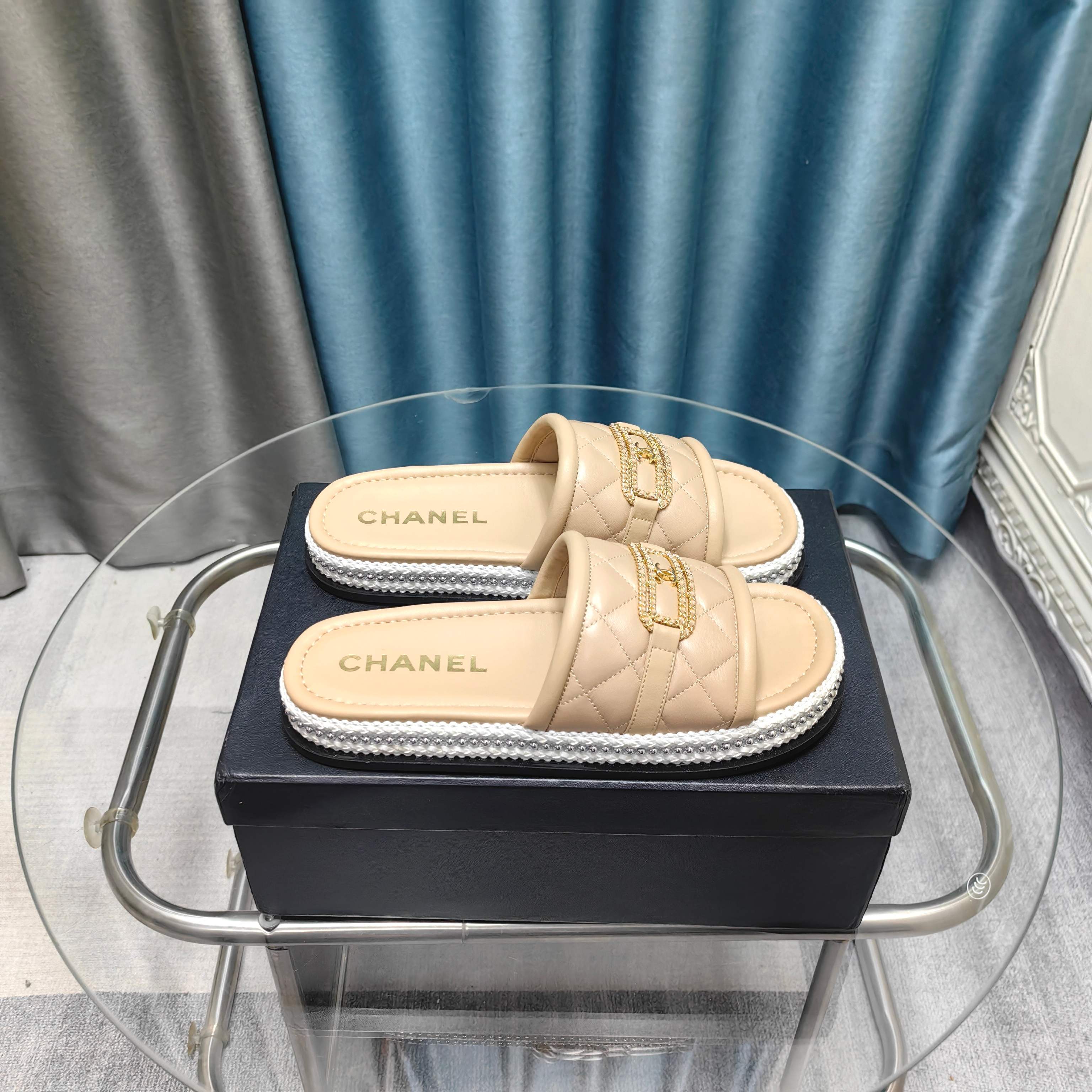 NO:234811,CHANE*｜Xiaoxiang 25C spring and summer new product, diamond chain double C lazy slippers, Grandma Xiang’s usual elegant and famous temperament, full of high-end feeling!  It’s very nice to wear barefoot or paired with skirts or trousers, it’s very versatile!  Invincible beauty!  Special fairy, girlish, the upper is imported lambskin, the inner foot pad is mixed-bred lambskin, the original mold-opening custom anti-slip sole Size35-39 (customized by 40/41), slippers, chanel, slippers, skirts, sheepskin19860909CHANE*｜小香25C春夏新品 菱格链条双C懒人拖鞋 香奶奶家一贯的优雅名媛气质 高级感十足！上脚非常nice～ 不管光脚穿或搭配裙装、裤装、 都非常百搭！无敌美！特别仙 少女感爆棚 鞋面采用进口小羊皮 内里垫脚是混种羊皮 原版开模定制防滑大底 Size35-39（40/41定制）,拖鞋,chanel,slippers,skirts,sheepskin,Women's Shoes