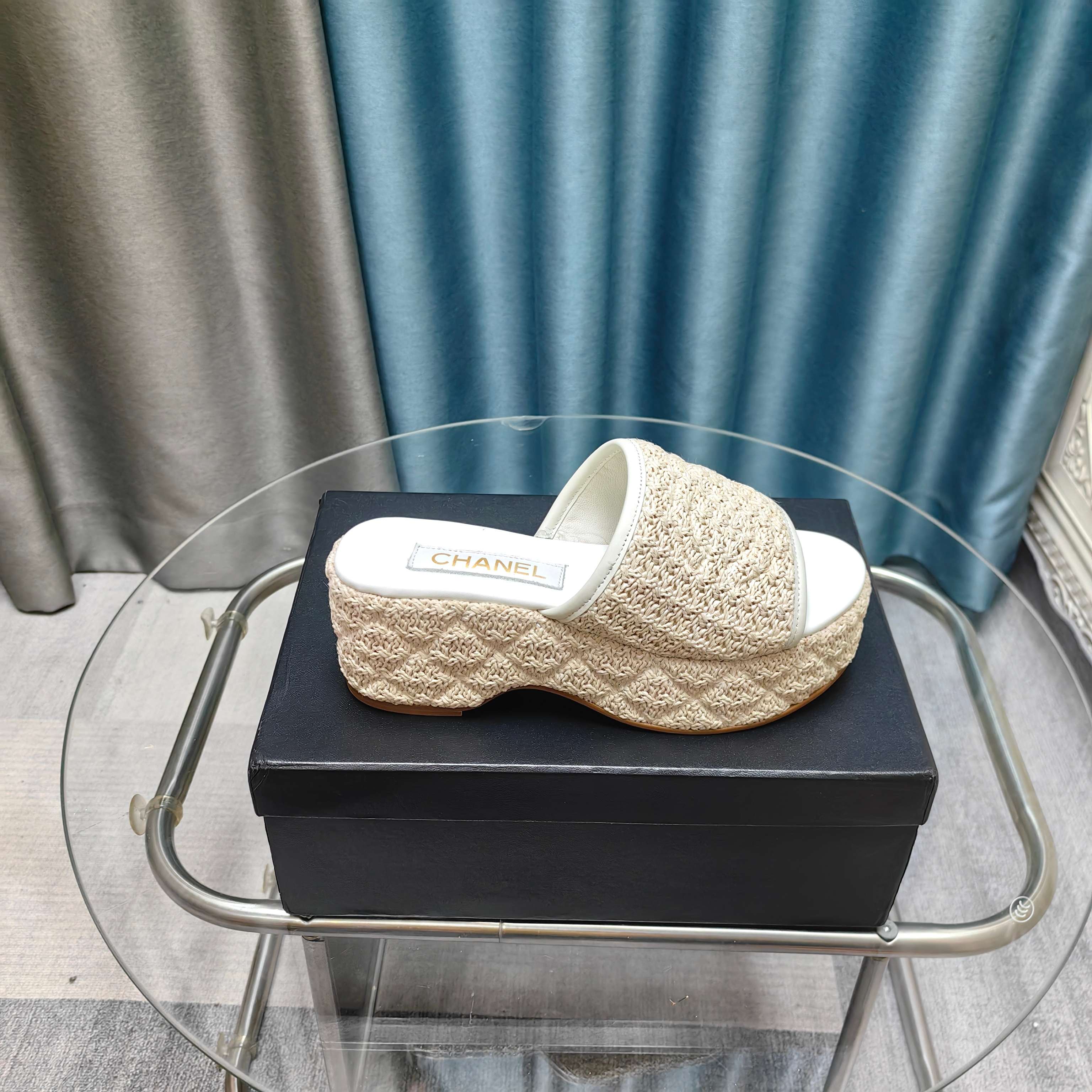 NO:234820,Chanel 25P new double C woven slippers New woven fabric woven upper inner sheepskin original outsole Size: 35-39 Other sizes customized, slippers, chanel, slippers, sheepskin19860909Chanel 25P新款双C编织拖鞋 新编织面料 编织鞋面 内里羊皮 原版大底 Size:35-39 其他码数定做,拖鞋,chanel,slippers,sheepskin,Women's Shoes