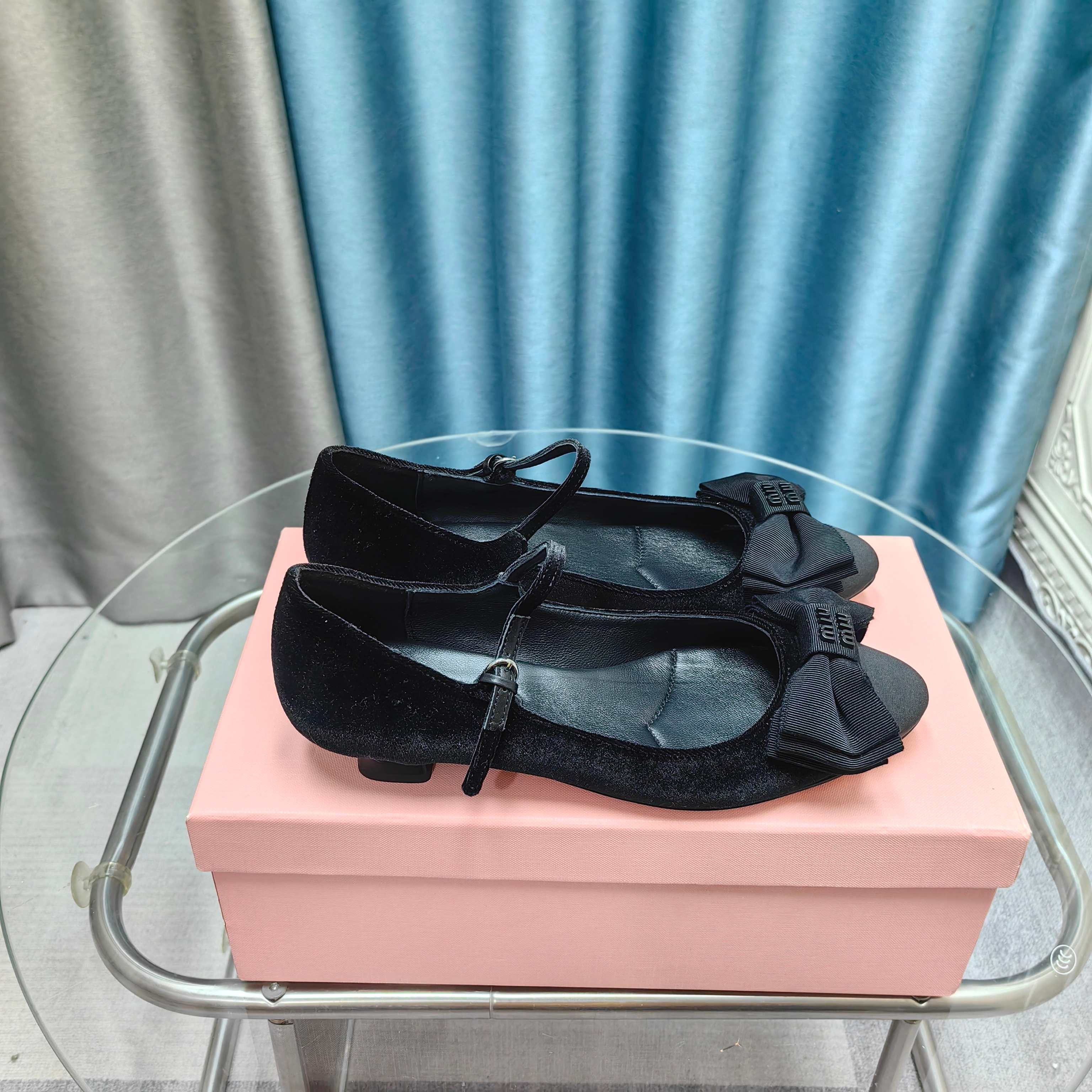 NO:411240,Miu Miu New Spring and Summer Mary Jane Single Shoes, Bow-Tie Lady Lady Style, Low Heels, Look at Miumiu's high heels, and the foot is really amazing. The hollowed-out single shoe is also a sexy and integrated high heels, which don't wear it, and close your eyes! Imported fabric lacquer lambskin + velvet inner sheepskin Size 35-39 (40 custom made without return) Heel height 3.5cm, single shoes, miumiu, mary jane, high heels, sheepskin19860909Miu Miu 新款春夏玛丽珍单鞋 蝴蝶结天鹅绒淑女范 低跟鞋 一眼看上miumiu这双高跟鞋,上脚果然更惊艳,镂空一字带单鞋 也是采用拼色设计性感与于一体的高跟鞋,穿着不累脚,闭眼入! 面料进口牛漆小羊皮+天鹅绒 内里 羊皮 码数35-39（40订做不退换）跟高3.5cm,单鞋,miumiu,mary jane,high heels,sheepskin,Women's Shoes