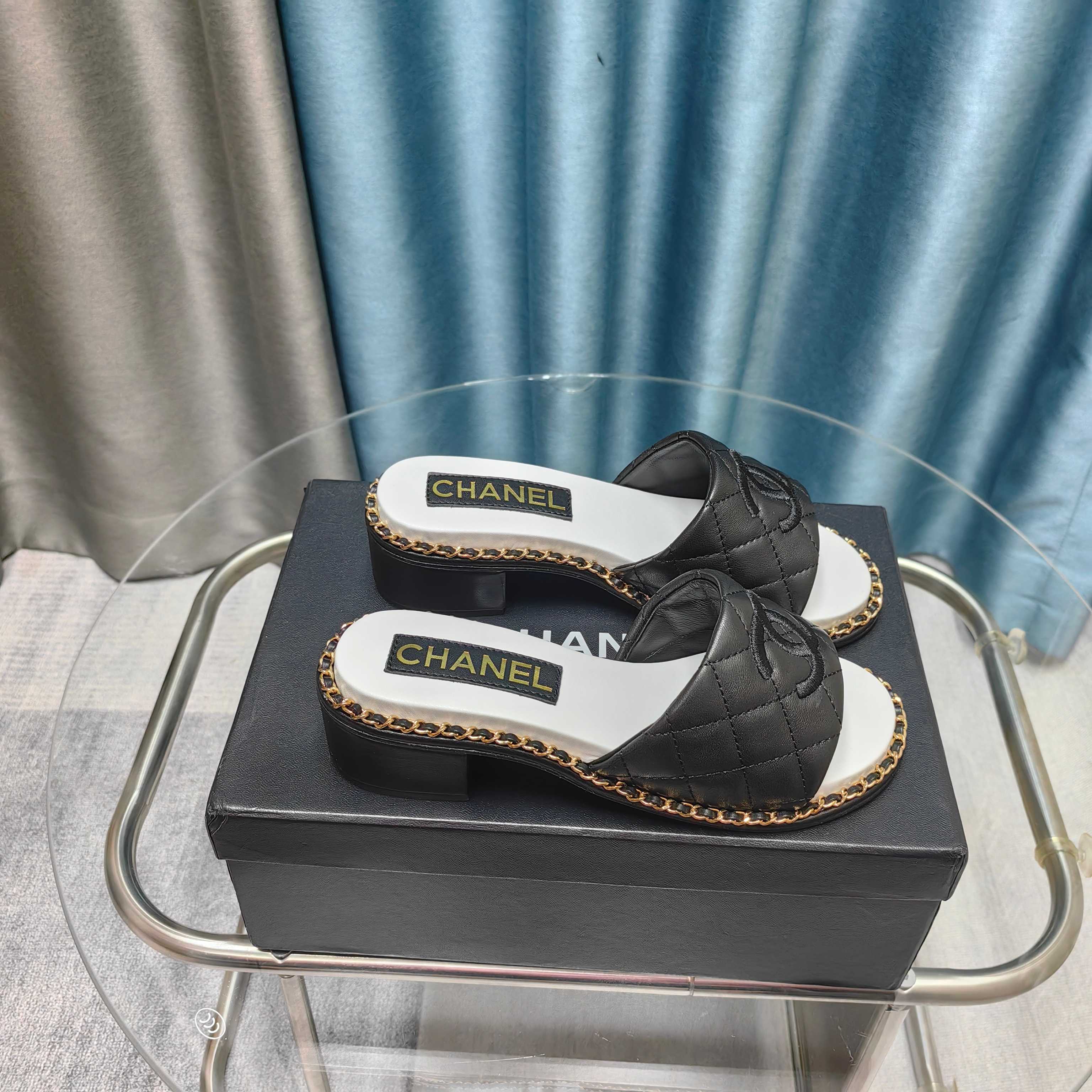 NO:257474,2025★★★★★★ Many celebrities are here to watch, a versatile series that domestic and foreign bloggers are popular. A must-have for spring and summer wardrobe matching. Sandals are the first choice. Upper imported super soft sheepskin inner lining: imported crystal sheepskin inner lining, original mold-open custom rubber sole Shoe size: 35-39 (40, 41, customized without return) Delivery of luxury latest counter synchronous packaging, slippers, sandals, slippers, sheepskin198609092025★★★★★ 众多明星网红上脚,国内外博主刷爆的一个百搭系列,春夏衣橱搭配必备 凉鞋首选. 鞋面进口超柔羊皮  内里: 进口水晶羊皮内里 大底原版开模定制橡胶底 鞋码: 35-39（40、41、定做不退换） 配送豪华最新专柜同步包装,拖鞋,sandals,slippers,sheepskin,Women's Shoes