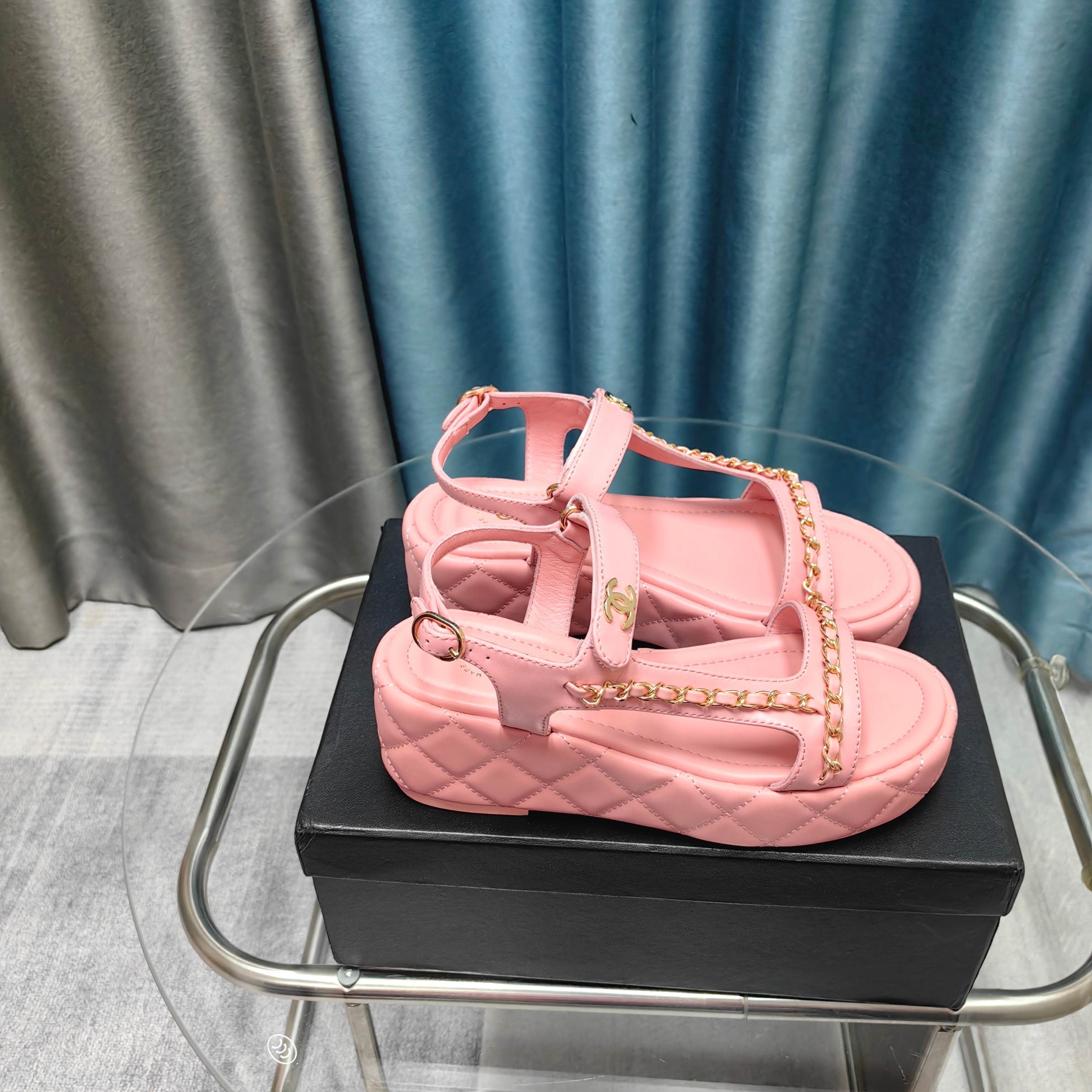 NO:240050,2025★★★★★★ Many celebrities are here to watch, a versatile series that domestic and foreign bloggers are popular. A must-have for spring and summer wardrobe matching. Sandals are the first choice. Upper imported super soft sheepskin inner lining: imported crystal sheepskin inner lining, original mold-open custom rubber sole Shoe size: 35-39 (40, 41, customized without return) Delivery luxury latest counter synchronous packaging, sandals, sandals, sheepskin198609092025★★★★★ 众多明星网红上脚,国内外博主刷爆的一个百搭系列,春夏衣橱搭配必备 凉鞋首选. 鞋面进口超柔羊皮  内里: 进口水晶羊皮内里 大底原版开模定制橡胶底 鞋码: 35-39（40、41、定做不退换） 配送豪华最新专柜同步包装,凉鞋,sandals,sheepskin,Women's Shoes