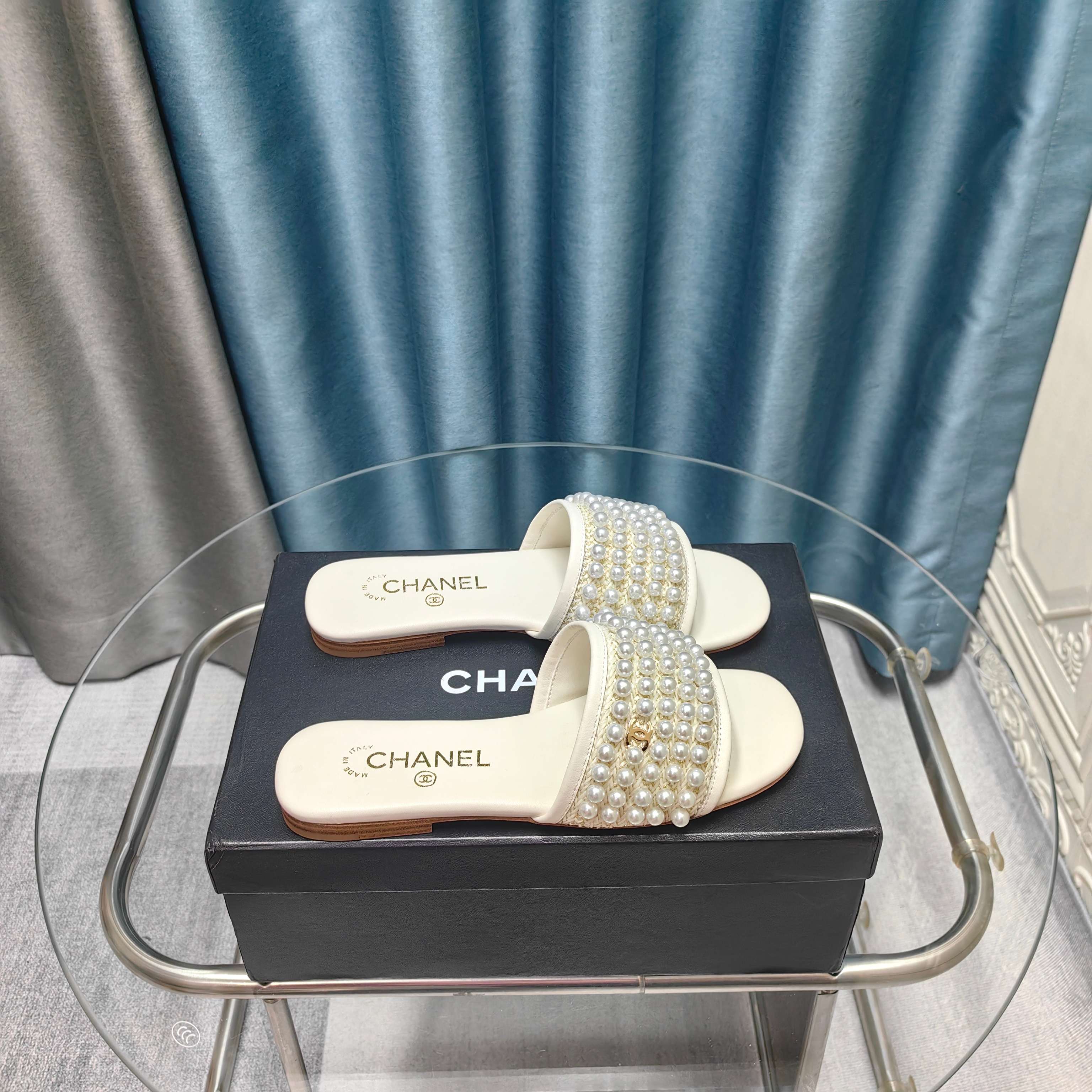 NO:234787,2025 Xiaoxiang must-have items for this season in autumn and winter!  !  Chanel's autumn and winter heavy industry hot product, Xiaohongshu is highly recommended, it looks good no matter how you match it, and it is a must-have for fashionable things. Chanel's women love simple but irresistible combinations show unique styles of dressing, free mixing and matching, and keep up with the fashionable pace of Grandma Shixiang!  !  !  Exquisite details enlarge the original mold opening hardware buckle. Top version purchasing level is created ★The upper is made of original custom cowhide (silk) sheepskin inner lining, sheepskin footbed, genuine leather sole, size 35-39 (40, 41 custom made, semi-torque, chanel, cowhide, sheepskin, silk fabric198609092025小香 本季秋冬季必备单品！！ 香奈儿秋冬重工爆款 小红书力推款,怎么搭配都好看,时髦精必备,香奈儿女士钟爱简约又难以抗拒系搭配展现与众不同的穿搭风格、自由混搭闪耀到位跟紧香奶奶时尚步伐！！！精致细节放大看原版开模五金扣 顶级版本代购级别打造★鞋面采用原版定制牛皮（绸缎）羊皮内里,羊皮垫脚,真皮底,码数35-39（40、41定做,半拖,chanel,cowhide,sheepskin,silk fabric,Women's Shoes