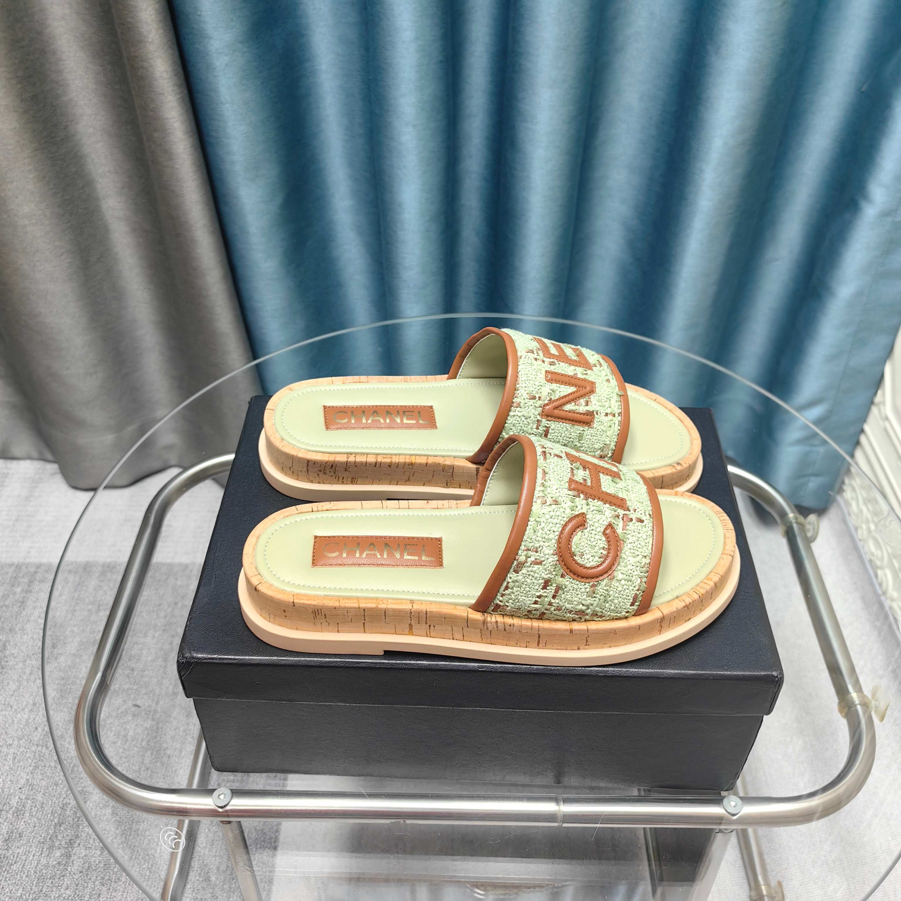 NO:234789,* 25 The most popular sandals in early autumn. The counter is snatched up. Photos from major social platforms are popular. This episode of the catwalk is definitely too handsome. It is definitely the hottest style of this season. The counter fairies are really too aware of the goods. They don’t stick to their feet and will not scratch their feet. The texture is very soft and comfortable. Classic black and white combination, super versatile. 1 fabric: original woven material of the counter 2 lining: environmentally friendly mixed-bred sheepskin 3 soles: rubber 5 sizes 35-40 (40 41 custom made) leather cloth, semi-torch, slippers, sheepskin19860909* 25早秋最爆凉拖鞋 专柜简直疯抢了,各大社交平台热门晒图,这期的走秀款绝对太帅了,绝对是这一季最热门的款式,专柜仙女们真的太识货了,不卡脚也不会磨脚,质感上脚是非常柔软舒服的.经典的黑白配,超级百搭. 1面料:专柜原版编织材料 2内里:环保混种羊皮 3大底:橡胶 5码数35-40（40 41定做） 皮面布面,半拖,slippers,sheepskin,Women's Shoes