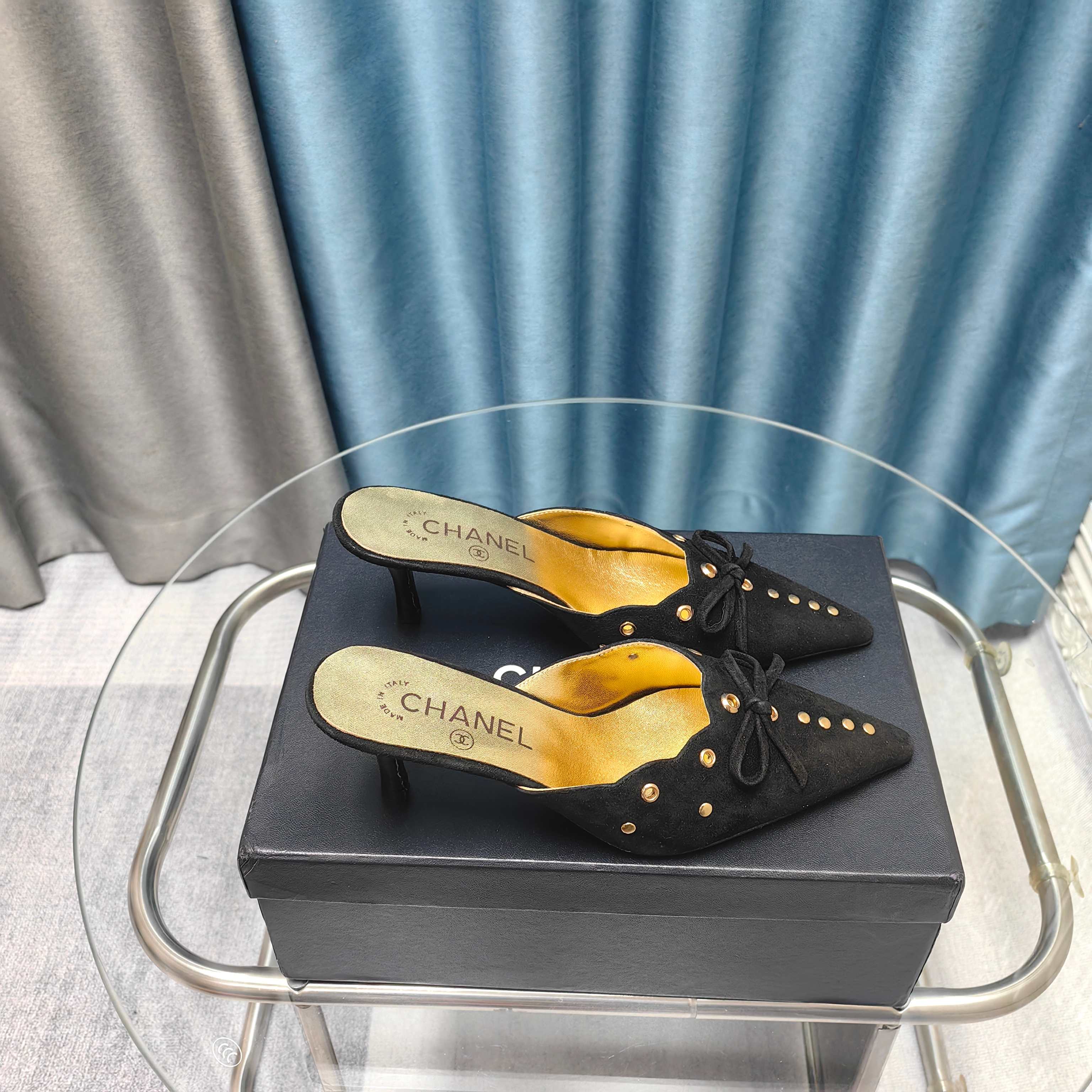 NO:234785,* 25P's most popular slippers. The counter is snatched up. Popular photos on major social platforms. This episode's catwalk style is definitely too handsome. It is definitely the hottest style of this season. The counter fairies are really too aware of the goods. They don't get stuck or scratch their feet. The texture is very soft and comfortable. Classic black and white combination, super versatile. 1 fabric: Yangjing 2 Living: Environmentally friendly mixed-bred sheepskin 3 soles: genuine leather soles 4 sizes 35-39 - 34 40 41 Customized, semi-torque, slippers, sheepskin, sheep, Leather soles19860909* 25P最爆拖鞋 专柜简直疯抢了,各大社交平台热门晒图,这期的走秀款绝对太帅了,绝对是这一季最热门的款式,专柜仙女们真的太识货了,不卡脚也不会磨脚,质感上脚是非常柔软舒服的.经典的黑白配,超级百搭. 1面料:羊京 2内里:环保混种羊皮 3大底:真皮大底 4码数35-39 - 34 40 41 定做,半拖,slippers,sheepskin,sheep,Leather soles,Women's Shoes