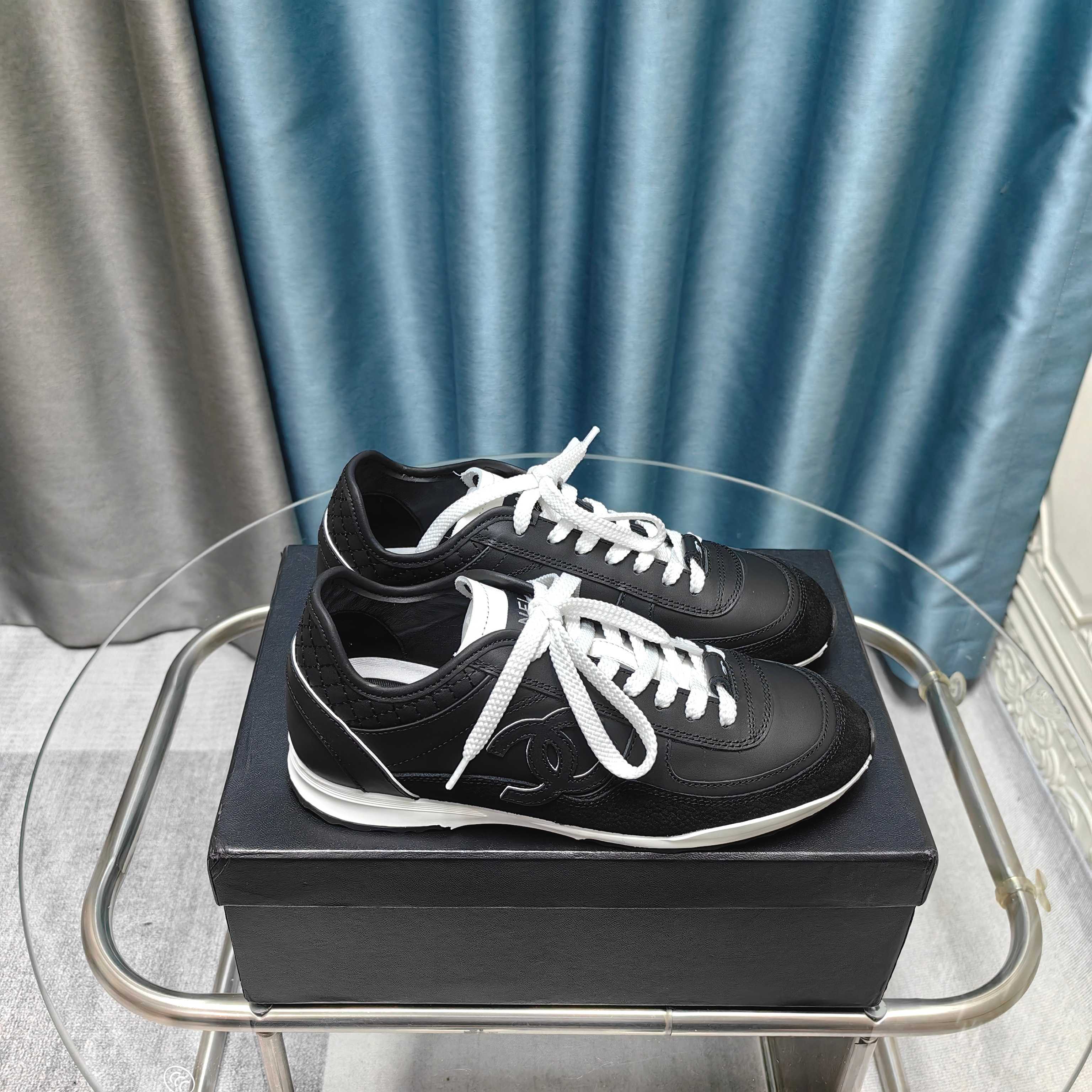 NO:234777,Wage price CHANE*｜Xiaoxiang 25C early spring new product, casual sports shoes, shoes, training shoes, flowing fashionable and iron-made white shoes hhh, simple and durable, very textured and super high-quality, streamlined and highlighted double C logo, full of high-end feel!  The shoes are very light and soft. The feet feel really good. I don’t feel tired after wearing them all day without any fatigue. The upper is made of custom calfskin. The inner foot pads are all breathable mesh. The shoelaces echo the TPU color-blocking sole. Size35-40 (41 customization), casual shoes/sports shoes, chanel, sneakers, cowhide19860909工价 CHANE*｜小香25C早春新品 休闲运动鞋板鞋德训鞋 流水的时尚铁打的小白鞋hhh 简单耐看 很有质感颜值超高 精简凸显的双C大Logo 高级感满满！ 鞋子很轻很软乎 脚感真的很赞 穿上逛街暴走一整天也不累jio~ 鞋面采用定制小牛皮 内里垫脚均为透气网布 鞋带呼应TPU拼色大底 Size35-40（41定制）,休闲鞋/运动鞋,chanel,sneakers,cowhide,Women's Shoes