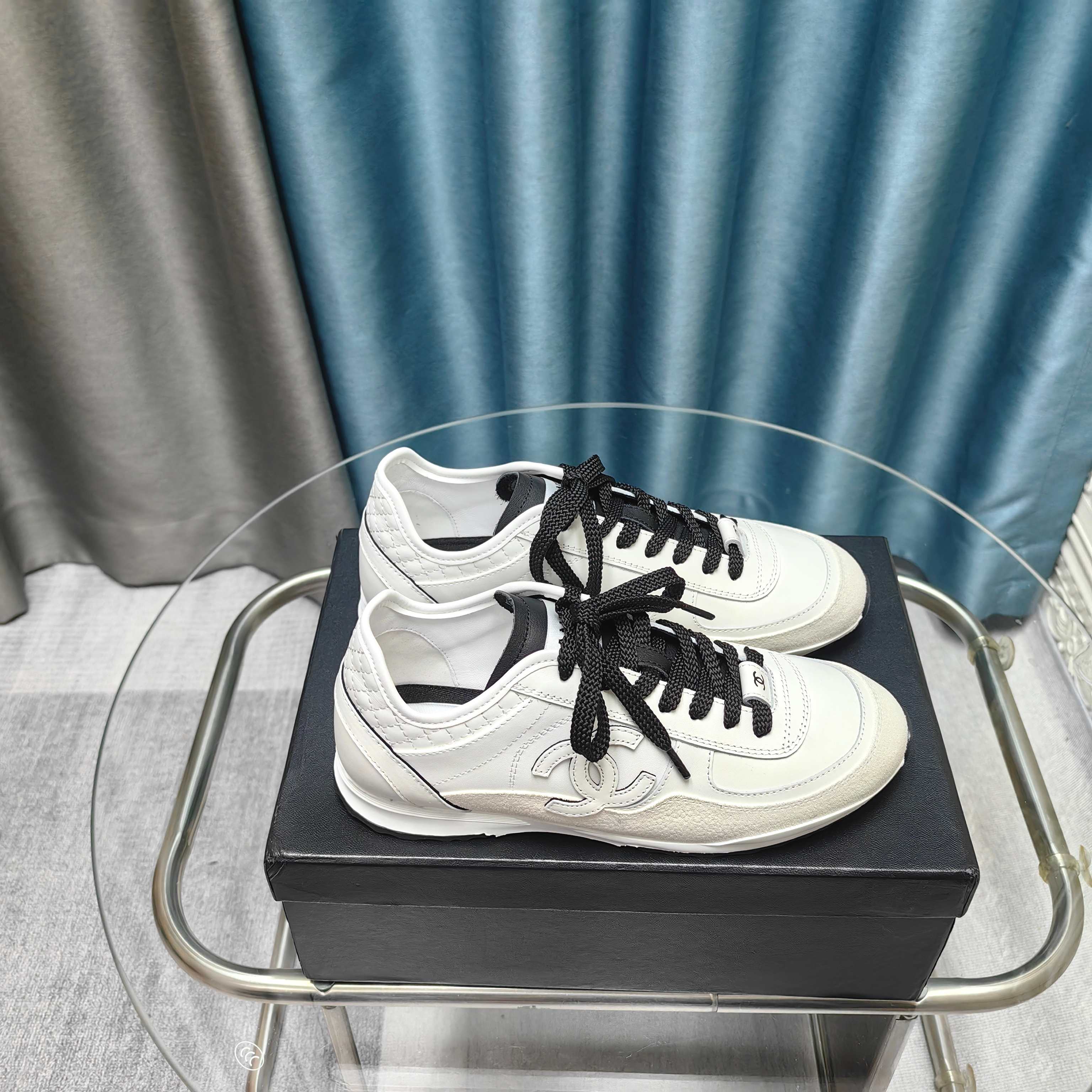 NO:234779,Factory CHANE*｜Xiaoxiang 25C early spring new product, casual sports shoes, shoes, training shoes, flowing fashionable and iron-made small white shoes hhh, simple and durable, very textured and super high-quality, streamlined and highlighted double C logo, full of high-end feel!  The shoes are very light and soft. The feet feel really good. I don’t feel tired after wearing them all day without any fatigue. The upper is made of custom calfskin. The inner foot pads are all breathable mesh. The shoelaces echo the TPU color-blocking sole. Size35-40 (41 customization), casual shoes/sports shoes, chanel, sneakers, cowhide19860909工厂 CHANE*｜小香25C早春新品 休闲运动鞋板鞋德训鞋 流水的时尚铁打的小白鞋hhh 简单耐看 很有质感颜值超高 精简凸显的双C大Logo 高级感满满！ 鞋子很轻很软乎 脚感真的很赞 穿上逛街暴走一整天也不累jio~ 鞋面采用定制小牛皮 内里垫脚均为透气网布 鞋带呼应TPU拼色大底 Size35-40（41定制）,休闲鞋/运动鞋,chanel,sneakers,cowhide,Women's Shoes