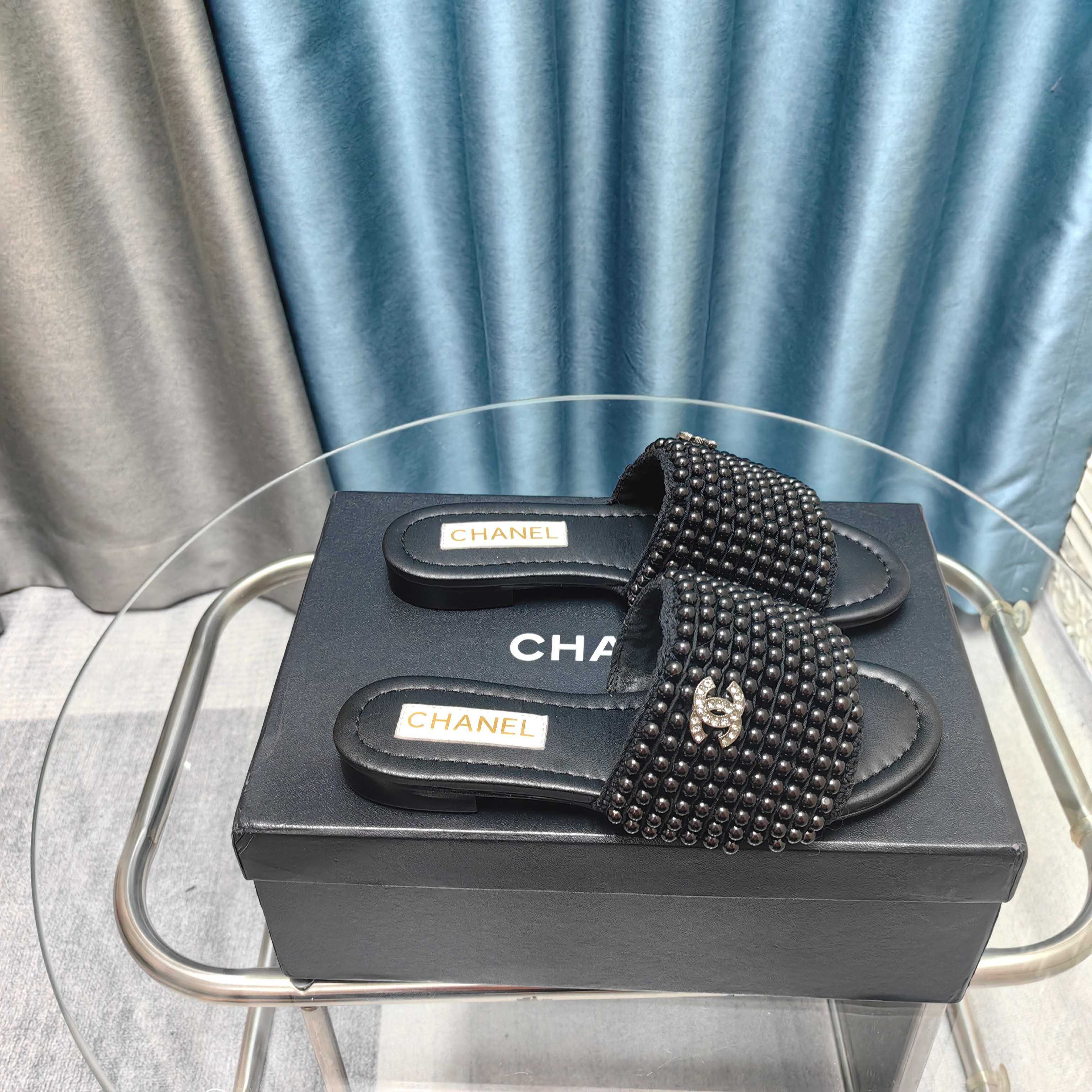 NO:234770,CHANE*｜Xiaoxiang Middle Ancient 25C Spring and Summer New Products Pearl Double C One-Shaped Flat Slippers Good Fairy was impressed by the beauty of these pair of pearl slippers. It comes with a gentle filter when you put it on your feet. Elegant Fairy♀ This Fairy is the pearl embellishment on the upper is fairy and exquisite!  The feet look white and it also has a very styling shape. It is completely fine for daily commuting. The temperament is versatile and versatile~ The upper is made of original custom pearls, and the inner foot pads are all sheepskin. Italian imported leather soles size35-39 (customized by 40/41), slippers, chanel, slippers, sheepskin, Leather soles19860909CHANE*｜小香中古25C春夏新品 珍珠双C一字带平底拖鞋 好仙被这双珍珠拖鞋的美貌折服了 上脚就自带温柔滤镜 优雅仙♀本仙了 鞋面的珍珠点缀又仙又精致！ 上脚显白 而且还很修饰脚型 日常通勤穿完全没问题的 气质百搭真的绝绝子～ 鞋面采用原版定制珍珠 内里垫脚均为羊皮 意大利进口真皮大底 size35-39（40/41定制）,拖鞋,chanel,slippers,sheepskin,Leather soles,Women's Shoes