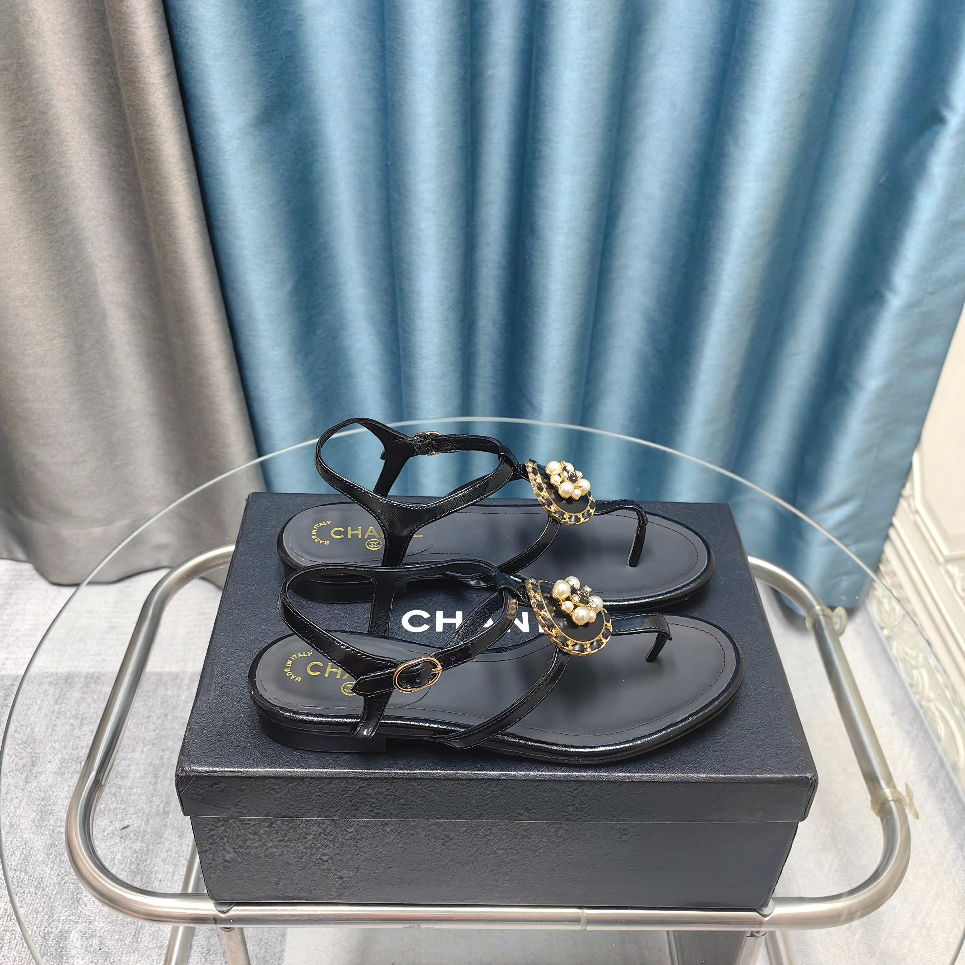 NO:240017,CHANE* ｜Xiaoxiang 25C spring and summer new product Camellia double C pearl foot sandals!  The sandals this season are so beautiful!  They are all essential travel items for beauties. This sandal is very comfortable to wear and looks very slim. It is very eye-catching when traveling, no matter how you match it!  The upper is made of original custom material. Imported mixed-bred sheepskin in the inner lining. Imported cowhide from Italy. Size35-39 (customized by 40/41), split-toed shoes, chanel, sandals, cowhide, sheepskin19860909CHANE* ｜小香25C春夏新品 山茶花双C珍珠夹脚凉鞋！ 这一季的凉鞋实在是太好看了吧！ 都是美眉们必不可少的出行单品 此款凉鞋上脚非常的舒适 非常显瘦 出行旅游无论怎么搭配都非常亮眼！ 鞋面采用原版定制材质 内里进口混种羊皮 意大利进口牛皮大底 Size35-39（40/41定制）,分趾鞋,chanel,sandals,cowhide,sheepskin,Women's Shoes