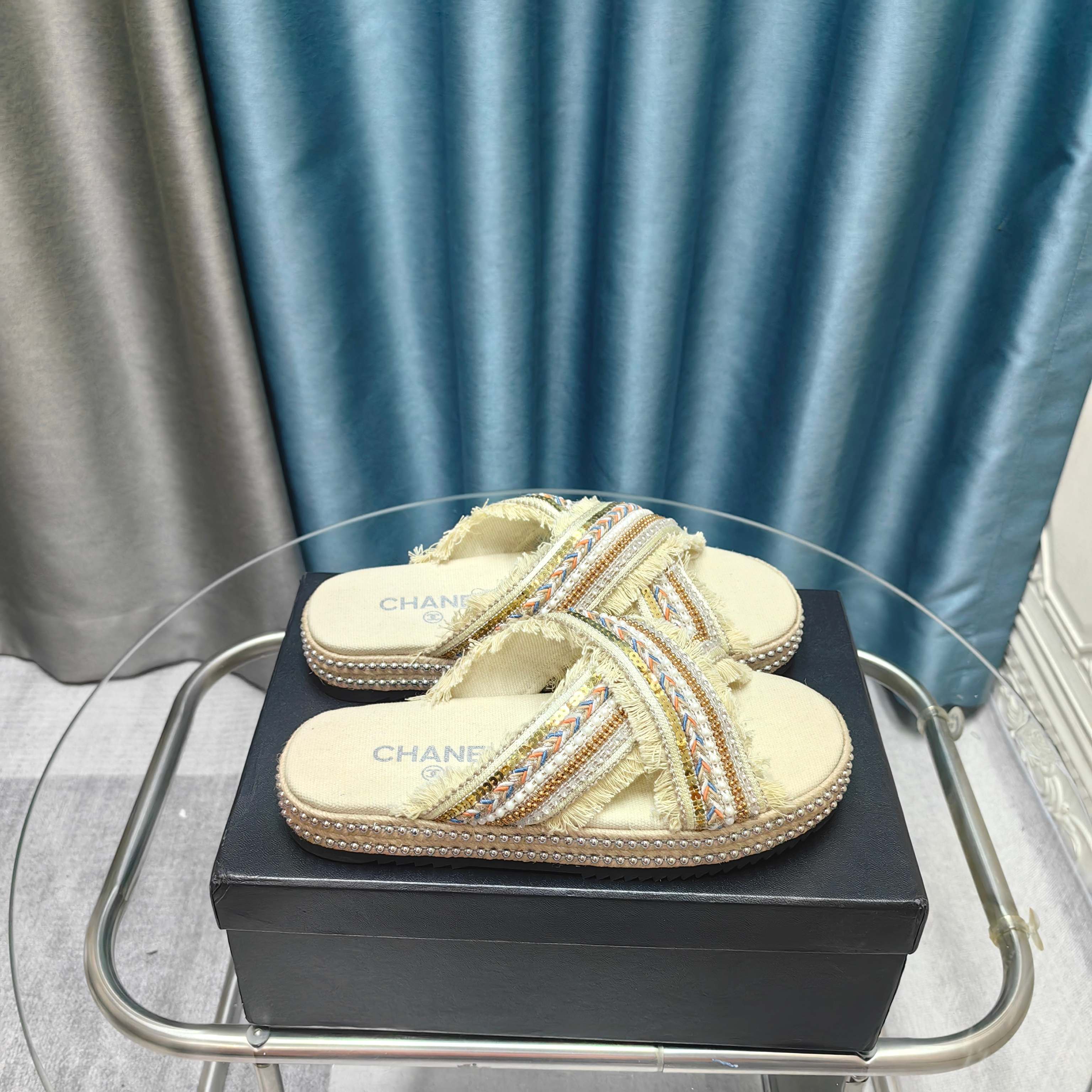 NO:240035,2025★★★★★★ Many celebrities are here to watch, a versatile series that domestic and foreign bloggers are popular. A must-have for spring and summer wardrobe matching. Sandals are the first choice. Upper imported super soft silk) Inner: Imported crystal sheepskin inner lining, original mold-open custom rubber sole Shoe size: 35-39 (40, 41, customized without return) Delivery luxury latest counter synchronous packaging, slippers, sandals, slippers, sheepskin, silk fabric198609092025★★★★★ 众多明星网红上脚,国内外博主刷爆的一个百搭系列,春夏衣橱搭配必备 凉鞋首选. 鞋面进口超柔绸缎）  内里: 进口水晶羊皮内里 大底原版开模定制橡胶底 鞋码: 35-39（40、41、定做不退换） 配送豪华最新专柜同步包装,拖鞋,sandals,slippers,sheepskin,silk fabric,Women's Shoes